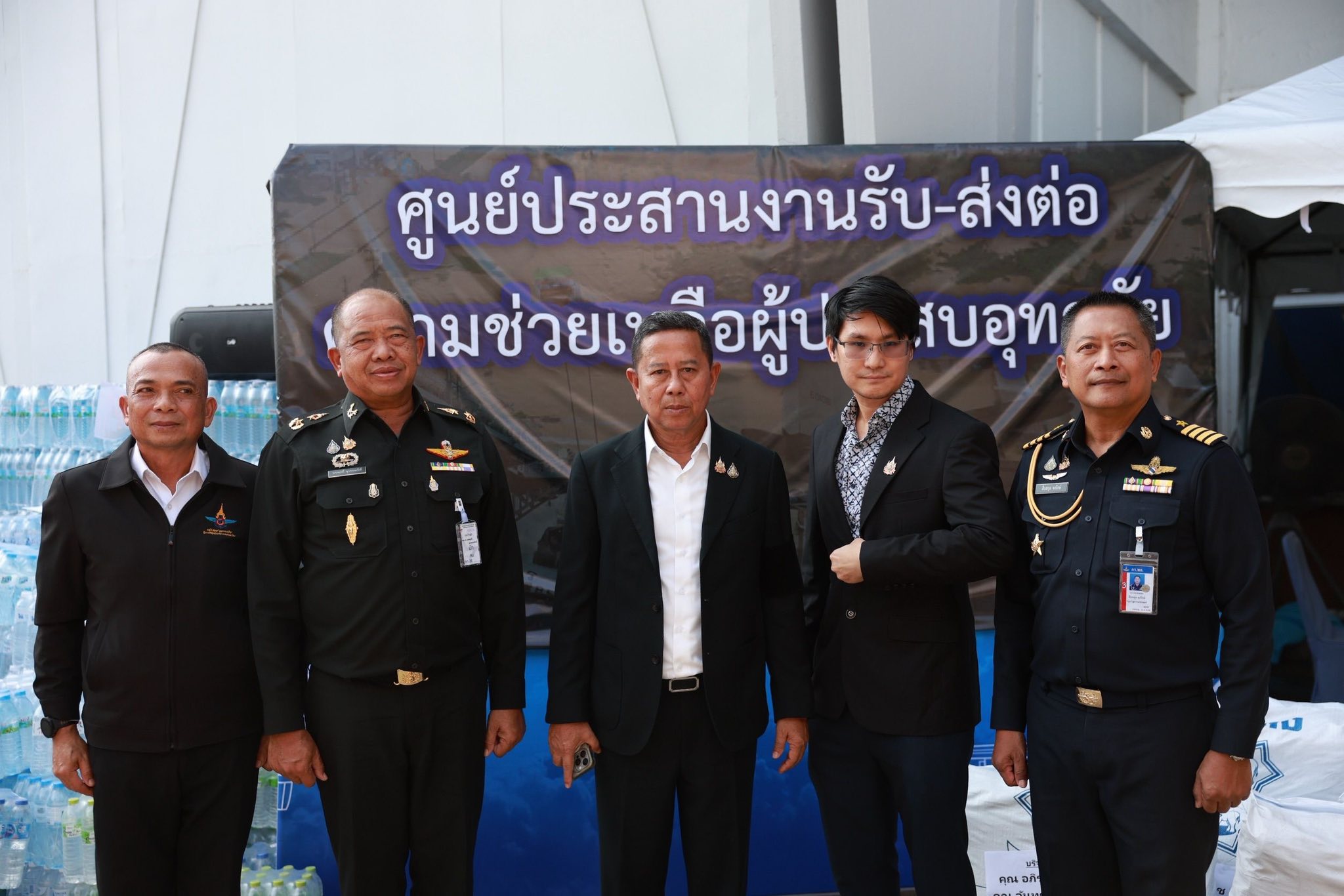 ศูนย์ประสานงานรับ–ส่งต่อความช่วยเหลือผู้ประสบอุทกภัย รับมอบสิ่งของจากภาครัฐ–เอกชน