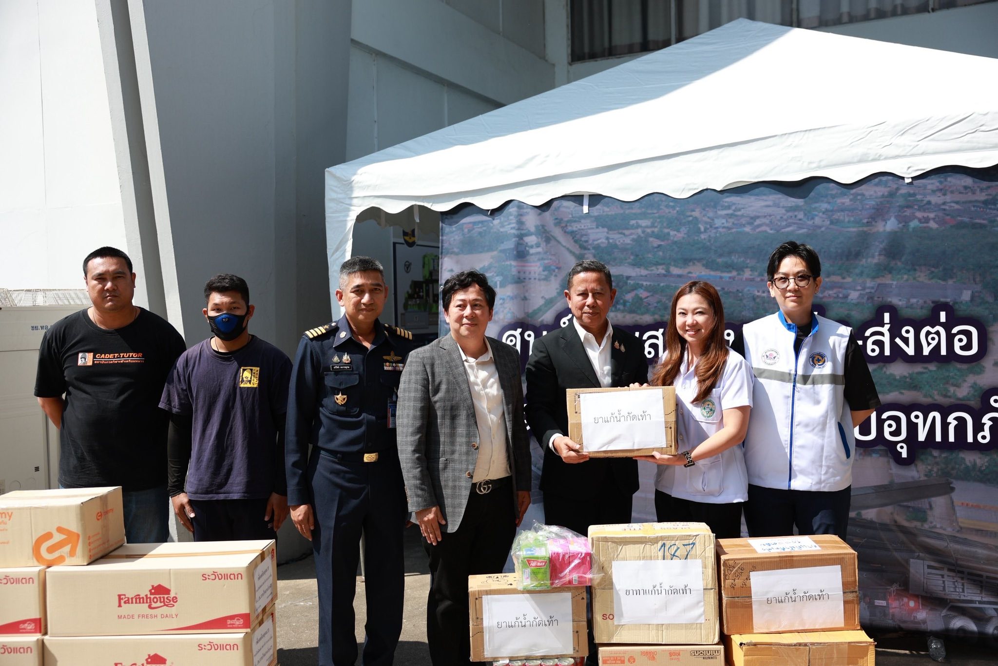ศูนย์ประสานงานรับ–ส่งต่อความช่วยเหลือผู้ประสบอุทกภัย รับมอบสิ่งของจากภาครัฐ–เอกชน