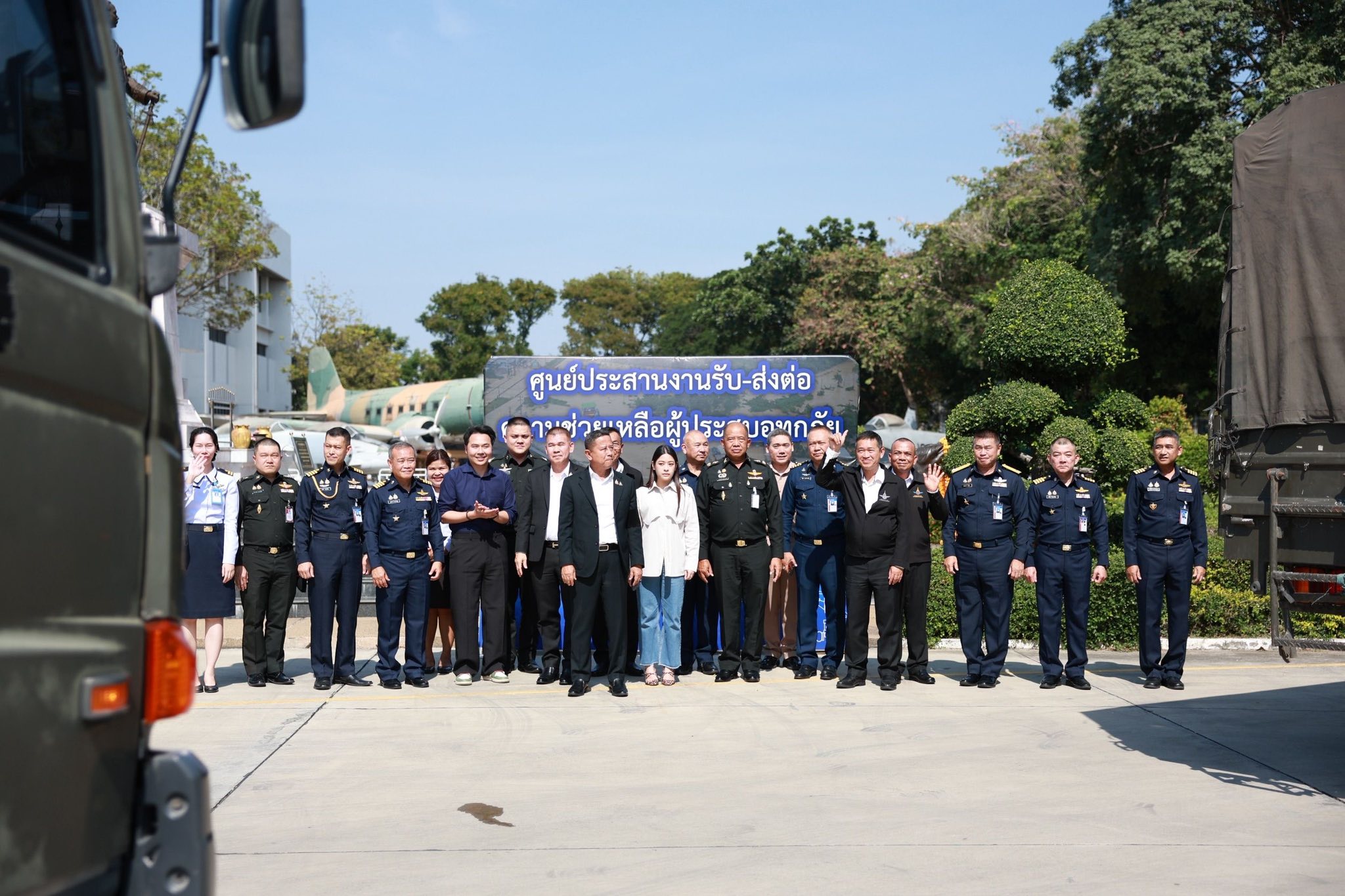 ศูนย์ประสานงานรับ–ส่งต่อความช่วยเหลือผู้ประสบอุทกภัย รับมอบสิ่งของจากภาครัฐ–เอกชน