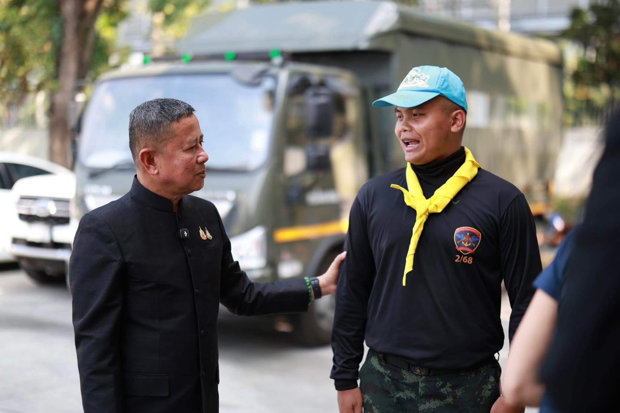 รัฐมนตรีช่วยว่าการกระทรวงกลาโหมได้ติดตามการดำเนินงานของศูนย์ประสานงานรับ–ส่งต่อความช่วยเหลือผู้ประสบอุทกภัย