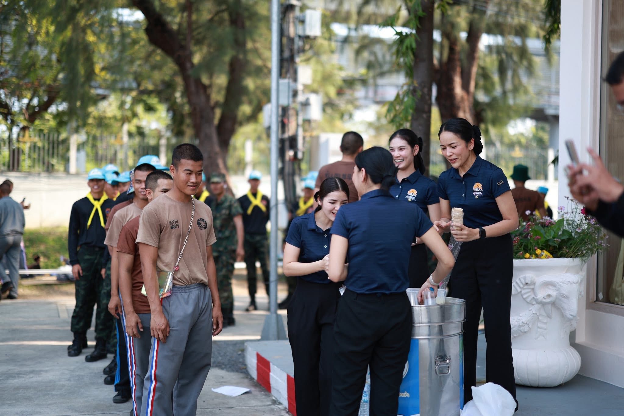 รัฐมนตรีช่วยว่าการกระทรวงกลาโหมได้ติดตามการดำเนินงานของศูนย์ประสานงานรับ–ส่งต่อความช่วยเหลือผู้ประสบอุทกภัย