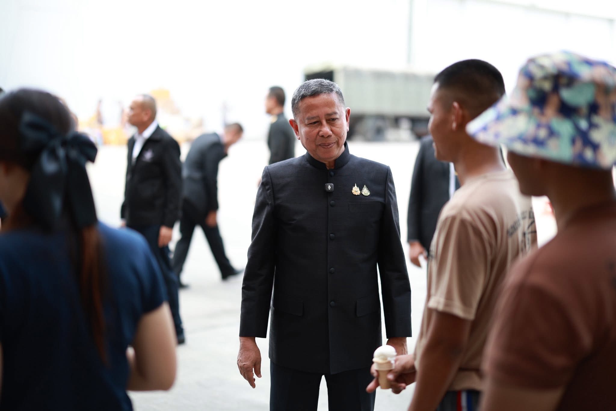 รัฐมนตรีช่วยว่าการกระทรวงกลาโหมได้ติดตามการดำเนินงานของศูนย์ประสานงานรับ–ส่งต่อความช่วยเหลือผู้ประสบอุทกภัย