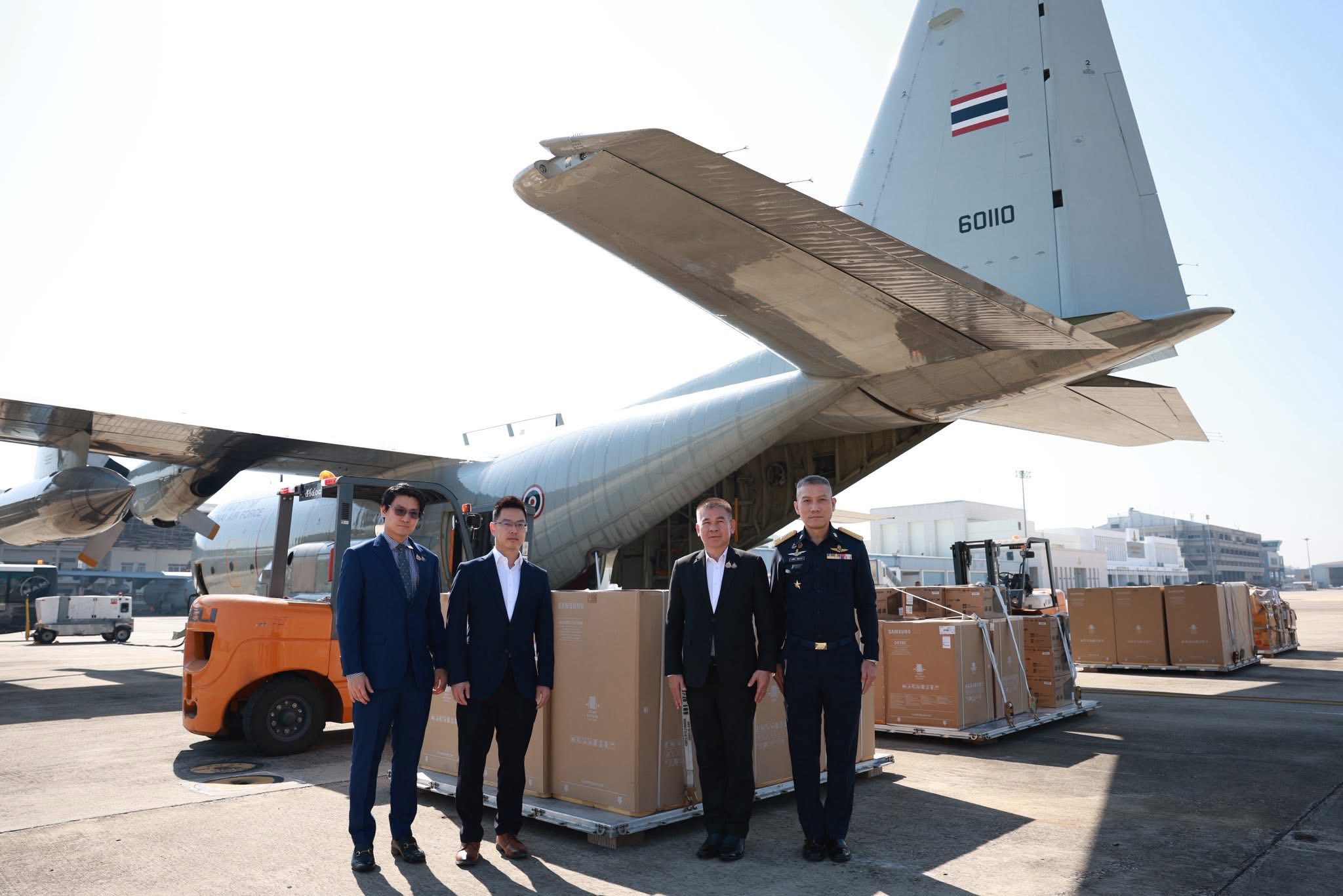 รัฐมนตรีช่วยว่าการกระทรวงกลาโหมได้ติดตามการดำเนินงานของศูนย์ประสานงานรับ–ส่งต่อความช่วยเหลือผู้ประสบอุทกภัย