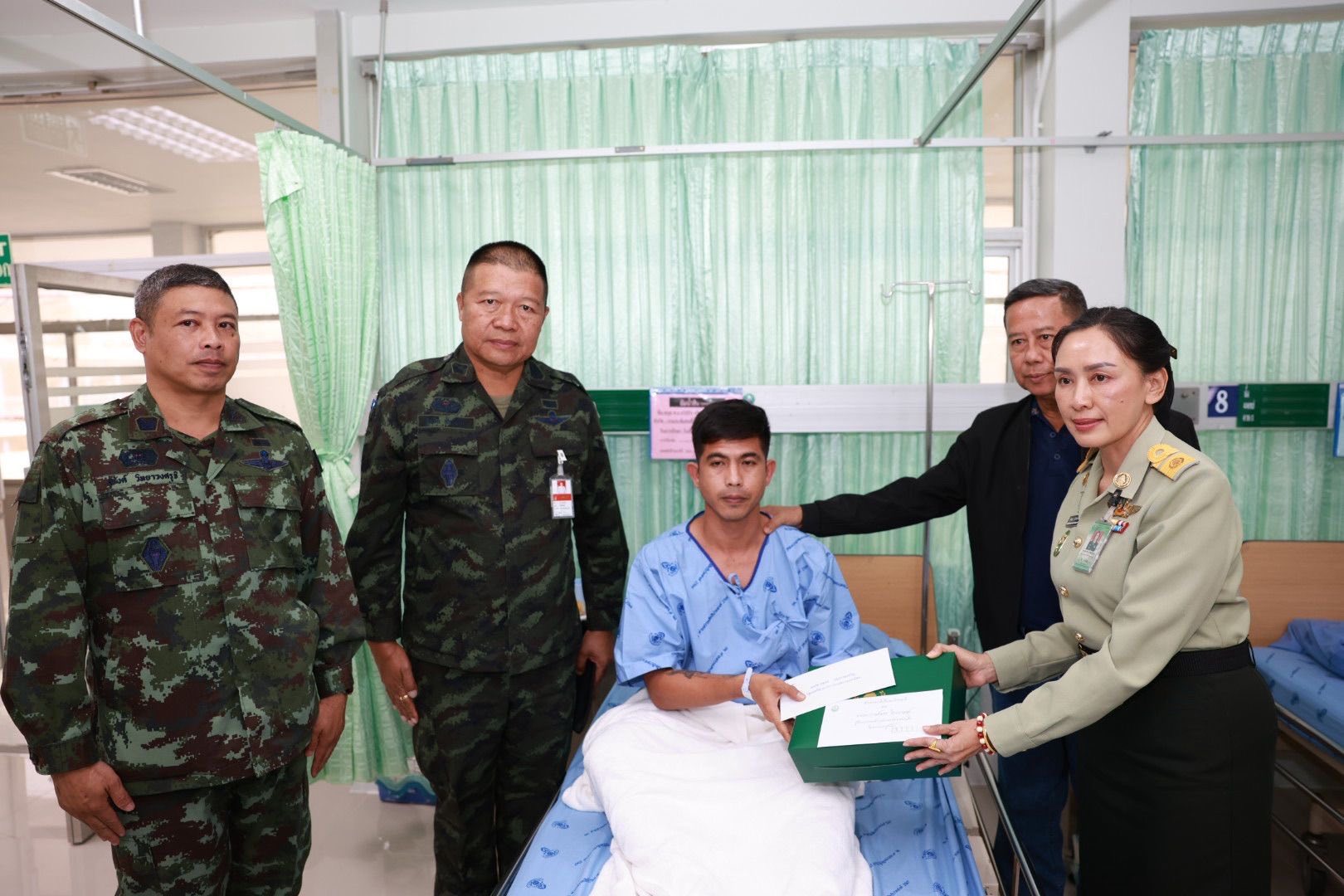 รัฐมนตรีช่วยว่าการกระทรวงกลาโหม ลงพื้นที่ ๔ โรงพยาบาล ๓ จังหวัด เยี่ยมให้กำลังใจทหารบาดเจ็บจากการสู้รบชายแดนไทย–กัมพูชา