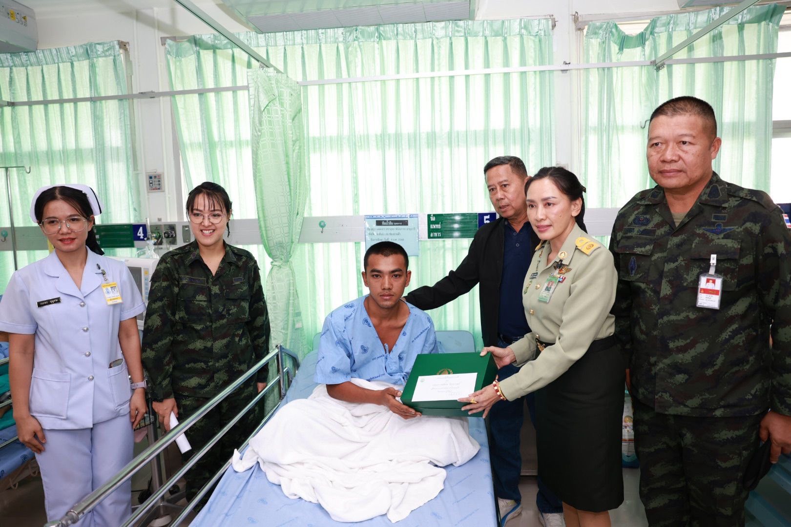 รัฐมนตรีช่วยว่าการกระทรวงกลาโหม ลงพื้นที่ ๔ โรงพยาบาล ๓ จังหวัด เยี่ยมให้กำลังใจทหารบาดเจ็บจากการสู้รบชายแดนไทย–กัมพูชา