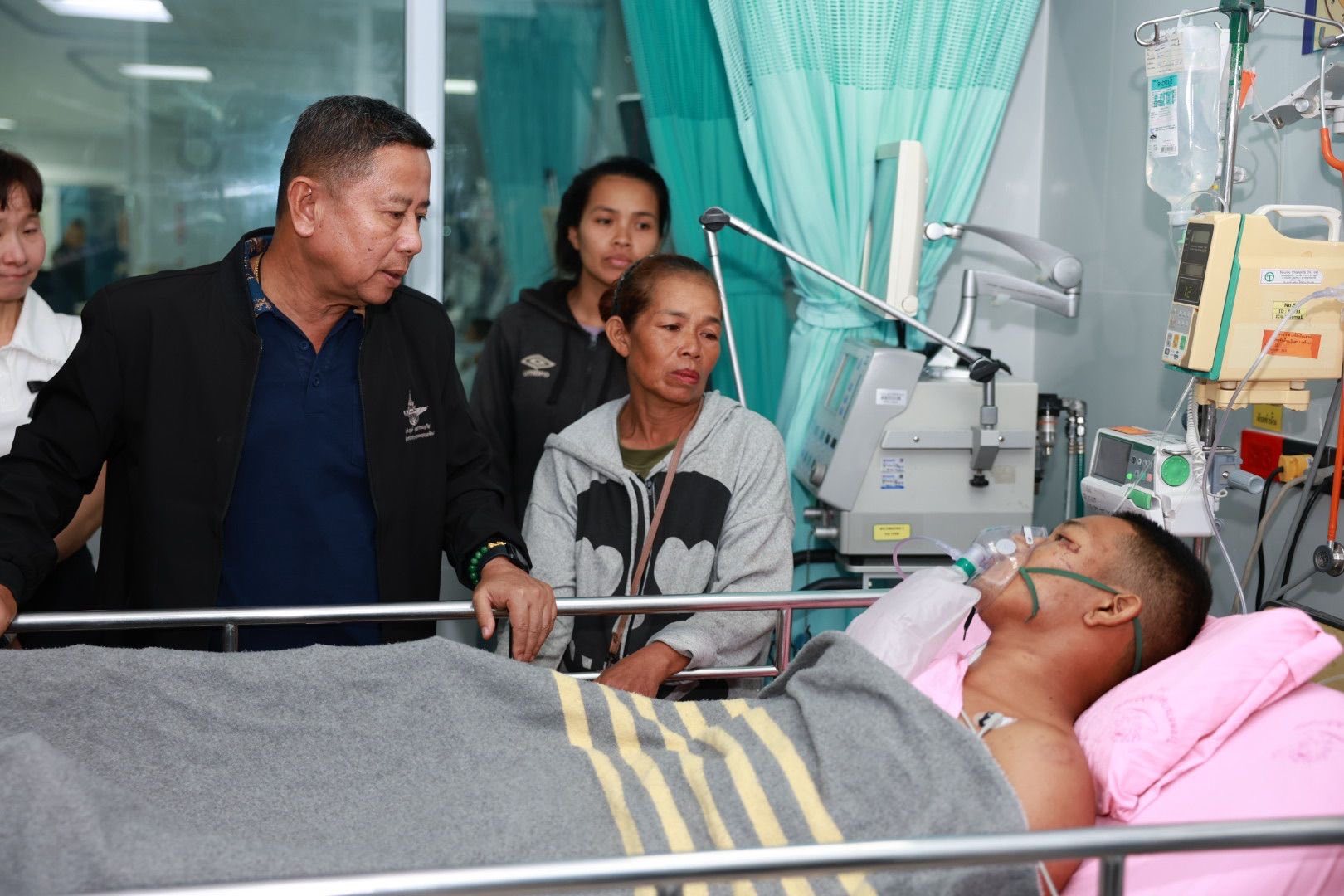 รัฐมนตรีช่วยว่าการกระทรวงกลาโหม ลงพื้นที่ ๔ โรงพยาบาล ๓ จังหวัด เยี่ยมให้กำลังใจทหารบาดเจ็บจากการสู้รบชายแดนไทย–กัมพูชา
