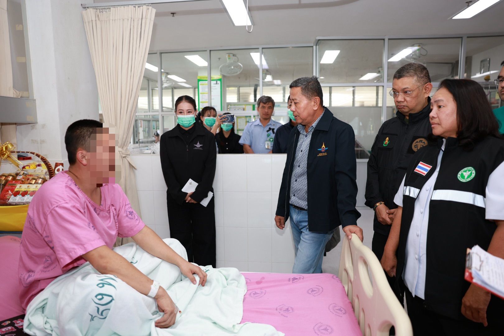 พลโท อดุลย์ บุญธรรมเจริญ รัฐมนตรีช่วยว่าการกระทรวงกลาโหม เดินทางไปเยี่ยมให้กำลังใจทหารที่ได้รับบาดเจ็บจากการสู้รบ