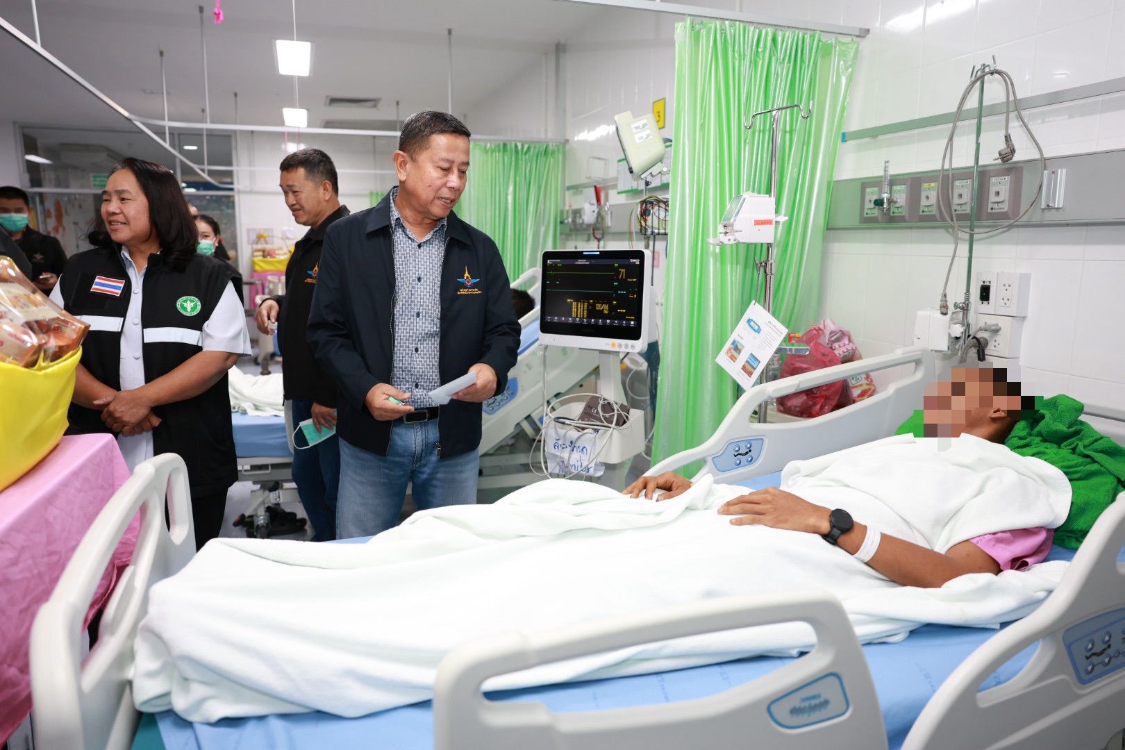 พลโท อดุลย์ บุญธรรมเจริญ รัฐมนตรีช่วยว่าการกระทรวงกลาโหม เดินทางไปเยี่ยมให้กำลังใจทหารที่ได้รับบาดเจ็บจากการสู้รบ