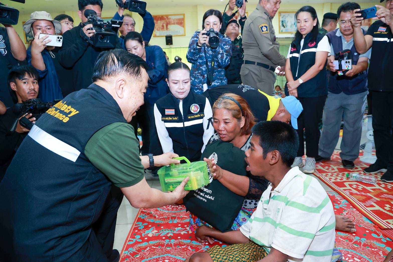รัฐมนตรีว่าการกระทรวงกลาโหมลงพื้นที่ตรวจเยี่ยมกองกำลังบูรพา และศูนย์พักพิงชั่วคราว
