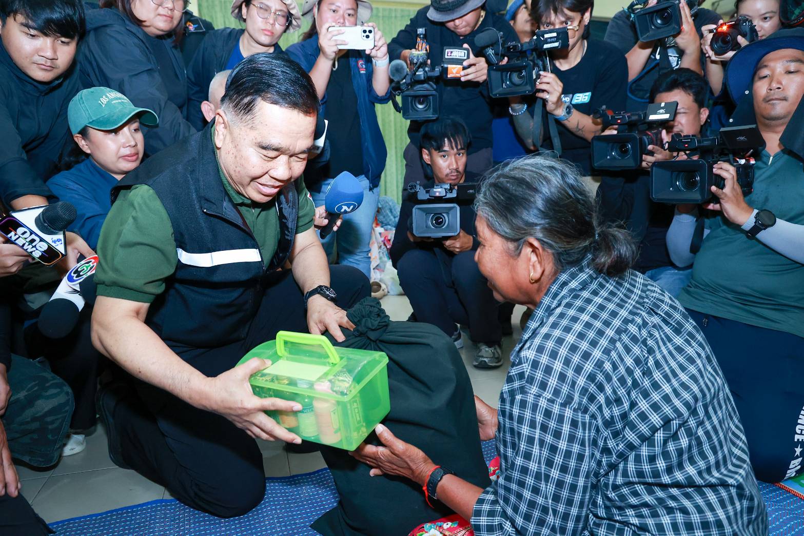 รัฐมนตรีว่าการกระทรวงกลาโหมลงพื้นที่ตรวจเยี่ยมกองกำลังบูรพา และศูนย์พักพิงชั่วคราว