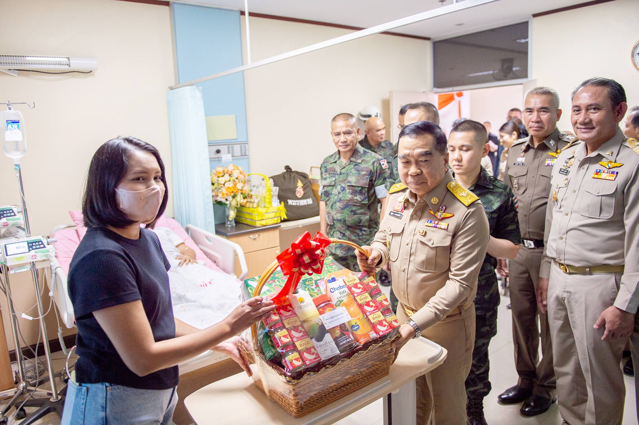 รัฐมนตรีว่าการกระทรวงกลาโหมเดินทางไปเยี่ยมให้กำลังใจ ทหารที่ได้รับบาดเจ็บจากการเหยียบทุ่นระเบิดบริเวณชายแดน จ.ตราด