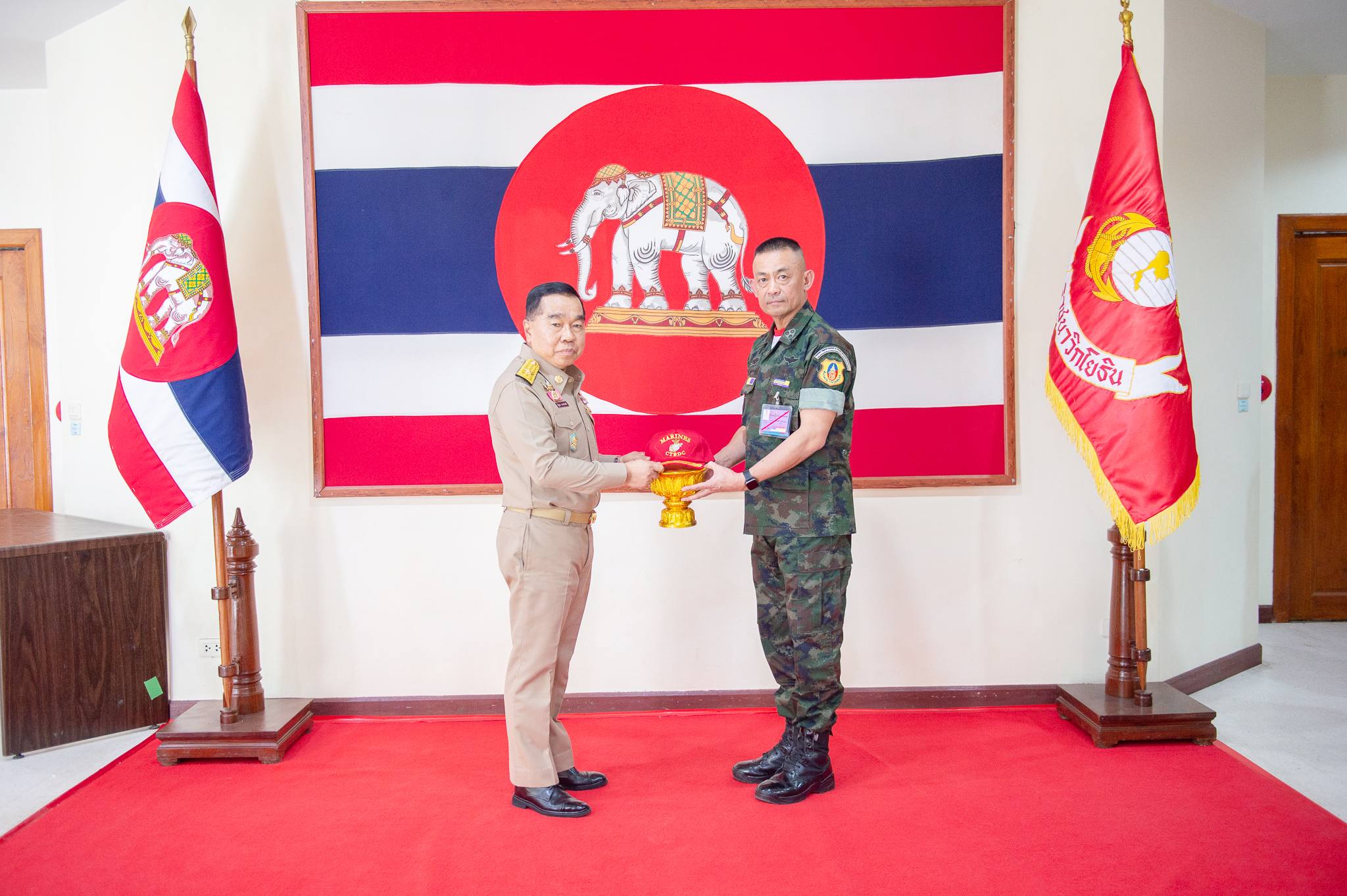 รัฐมนตรีว่าการกระทรวงกลาโหมเดินทางไปเยี่ยมให้กำลังใจ ทหารที่ได้รับบาดเจ็บจากการเหยียบทุ่นระเบิดบริเวณชายแดน จ.ตราด