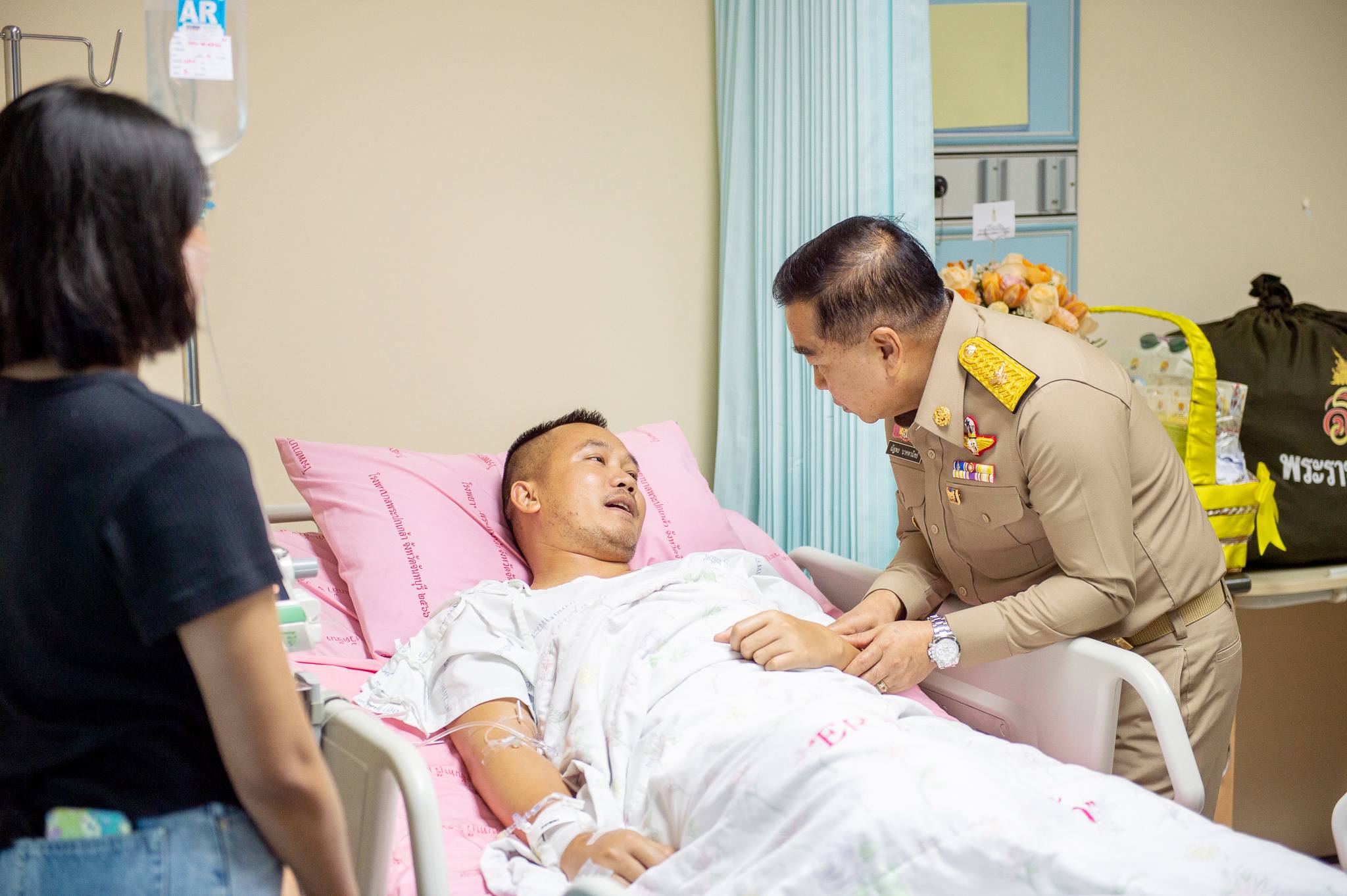 รัฐมนตรีว่าการกระทรวงกลาโหมเดินทางไปเยี่ยมให้กำลังใจ ทหารที่ได้รับบาดเจ็บจากการเหยียบทุ่นระเบิดบริเวณชายแดน จ.ตราด