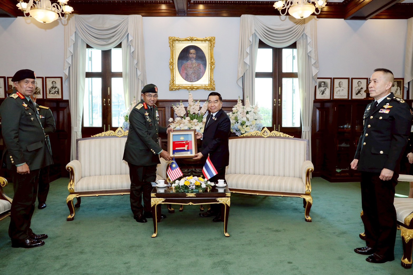 รัฐมนตรีว่าการกระทรวงกลาโหมให้การต้อนรับผู้บัญชาการทหารสูงสุดมาเลเซีย