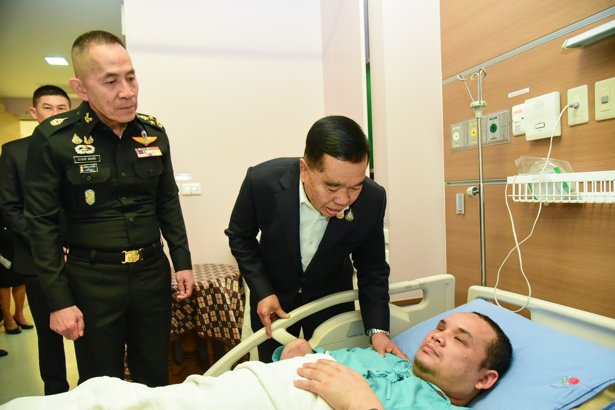 รัฐมนตรีว่าการกระทรวงกลาโหม พร้อมคณะ เยี่ยมบำรุงขวัญทหารกล้า