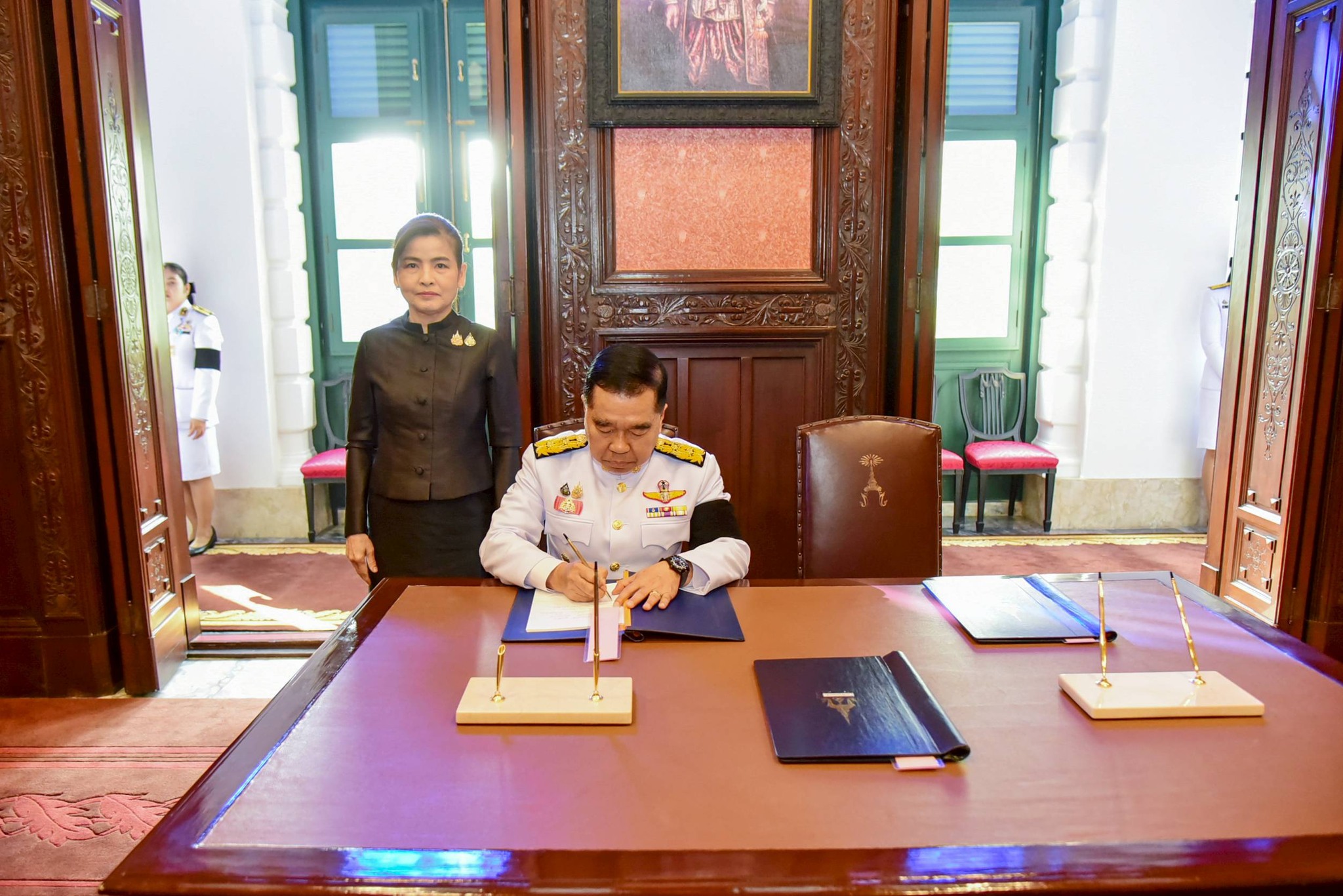 รัฐมนตรีว่าการกระทรวงกลาโหม และภริยา ลงนามถวายพระพร พระบาทสมเด็จพระเจ้าอยู่หัว และสมเด็จพระนางเจ้าฯ พระบรมราชินี