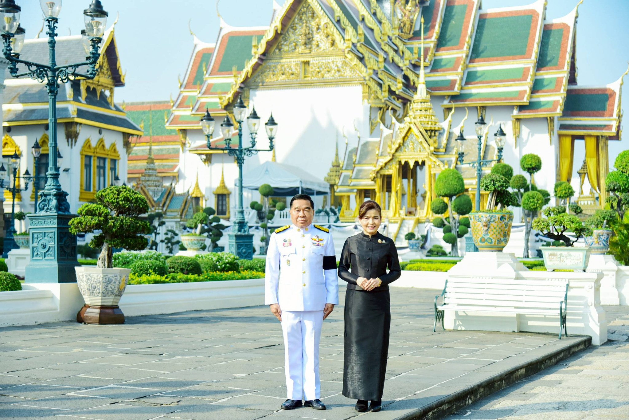 รัฐมนตรีว่าการกระทรวงกลาโหม และภริยา ลงนามถวายพระพร พระบาทสมเด็จพระเจ้าอยู่หัว และสมเด็จพระนางเจ้าฯ พระบรมราชินี
