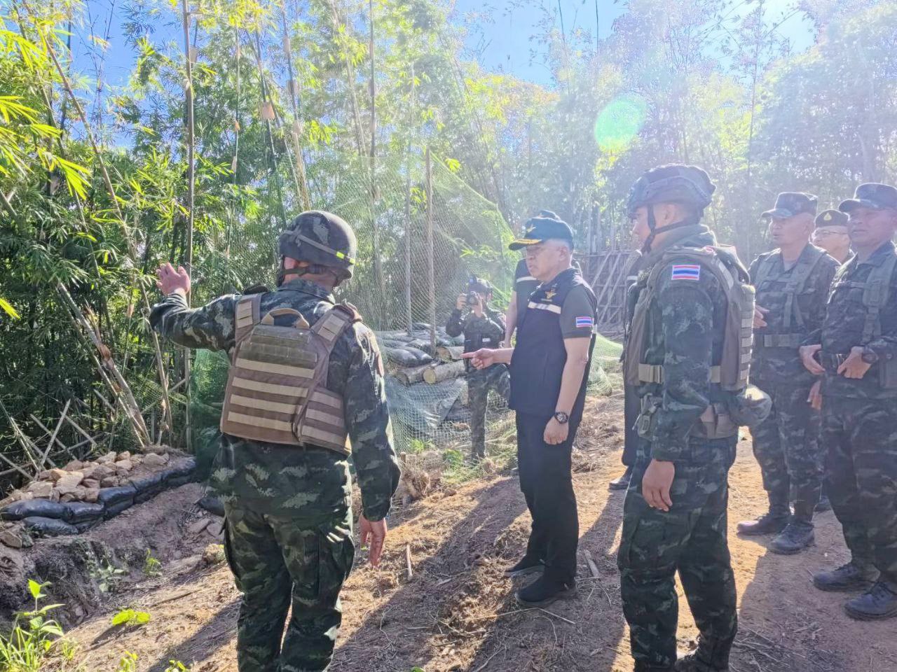 รัฐมนตรีว่าการกระทรวงกลาโหมตรวจเยี่ยมและให้กำลังใจกำลังพลตามแนวชายแดน จ.อุบลราชธานี