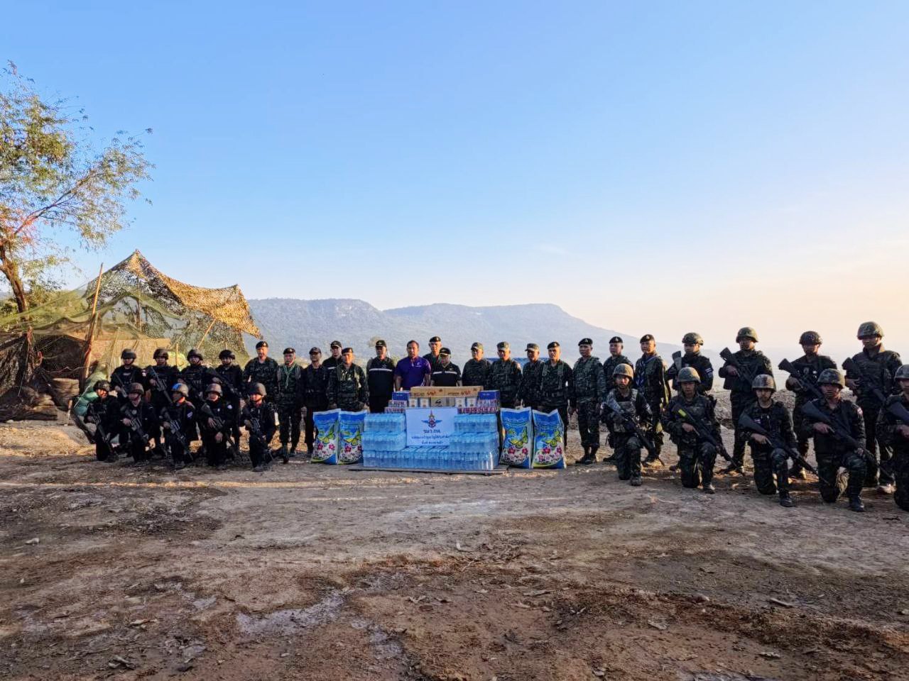 รัฐมนตรีว่าการกระทรวงกลาโหมตรวจเยี่ยมและให้กำลังใจกำลังพลตามแนวชายแดน จ.อุบลราชธานี