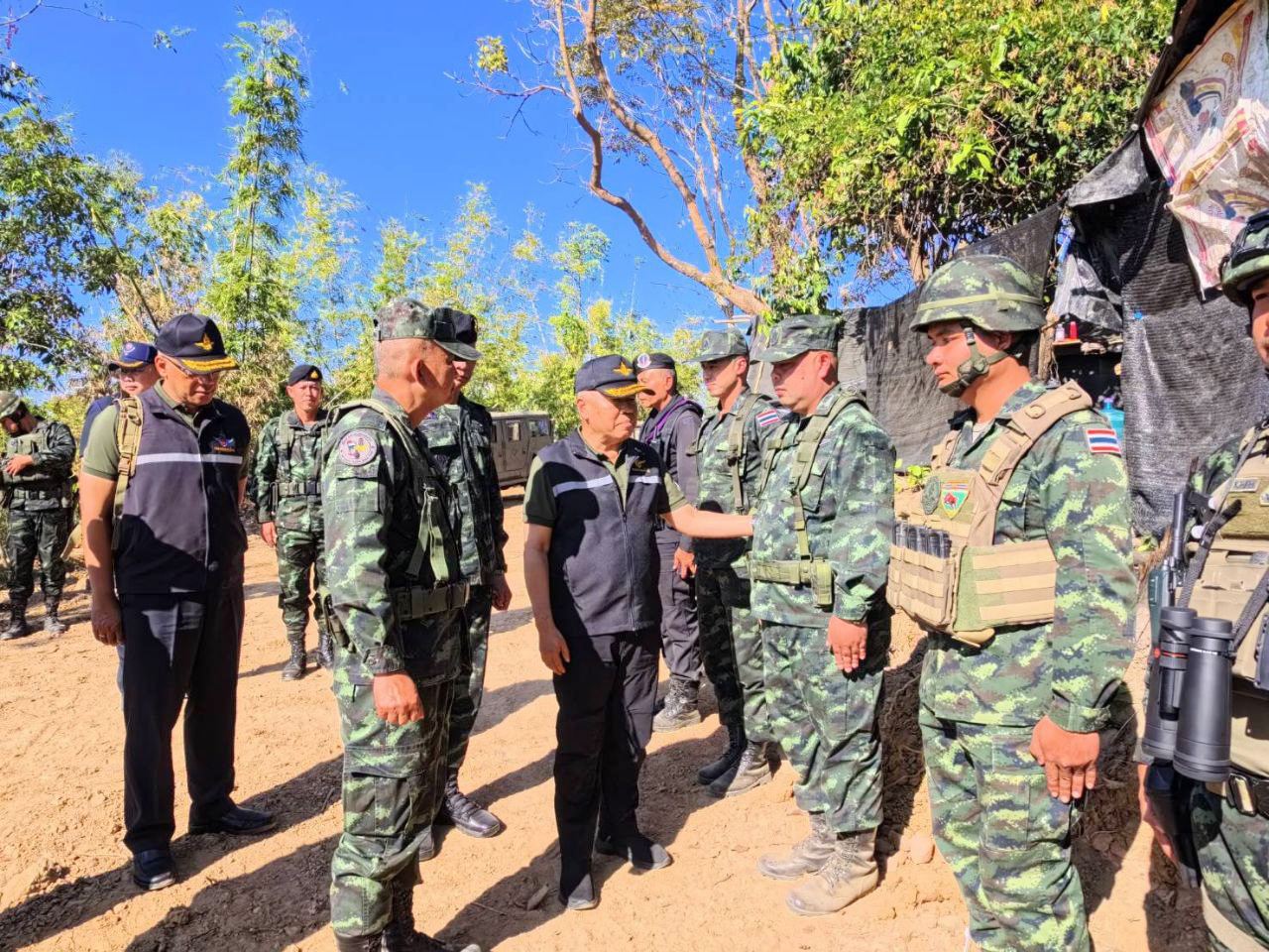 รัฐมนตรีว่าการกระทรวงกลาโหมตรวจเยี่ยมและให้กำลังใจกำลังพลตามแนวชายแดน จ.อุบลราชธานี