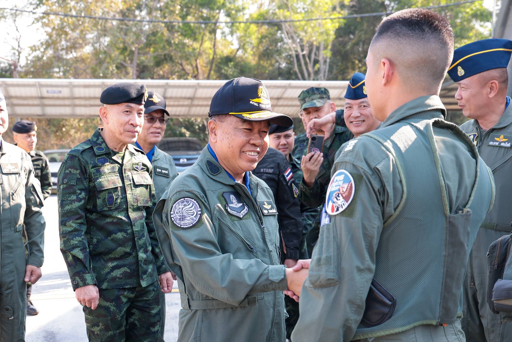 รัฐมนตรีว่าการกระทรวงกลาโหมตรวจเยี่ยมและให้กำลังใจนักบินและกำลังพลผู้ปฏิบัติภารกิจด้านความมั่นคงชายแดนตะวันออก ณ กองบิน ๑