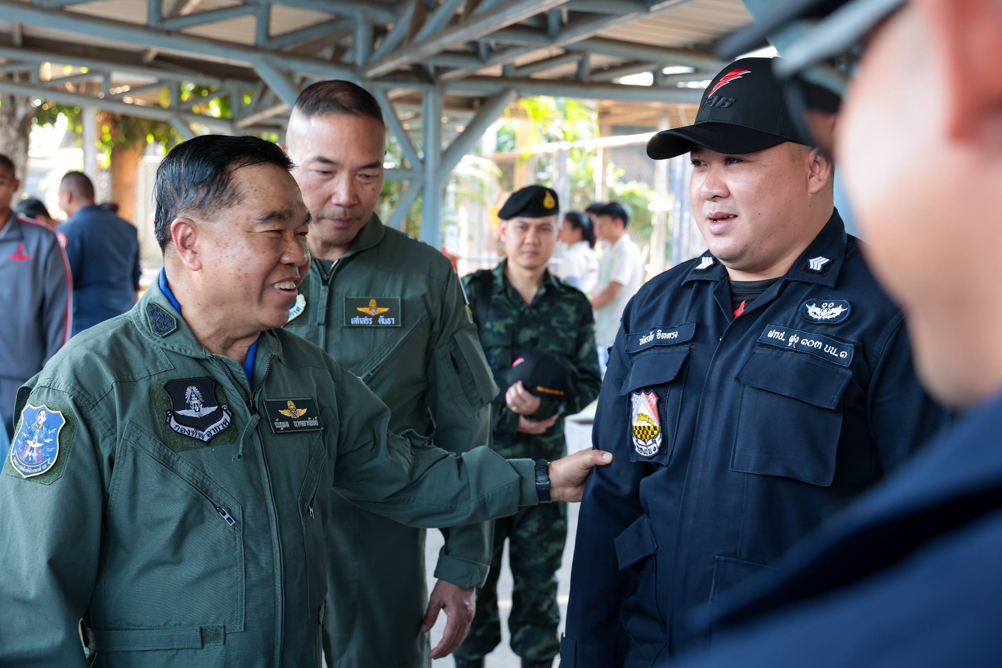 รัฐมนตรีว่าการกระทรวงกลาโหมตรวจเยี่ยมและให้กำลังใจนักบินและกำลังพลผู้ปฏิบัติภารกิจด้านความมั่นคงชายแดนตะวันออก ณ กองบิน ๑