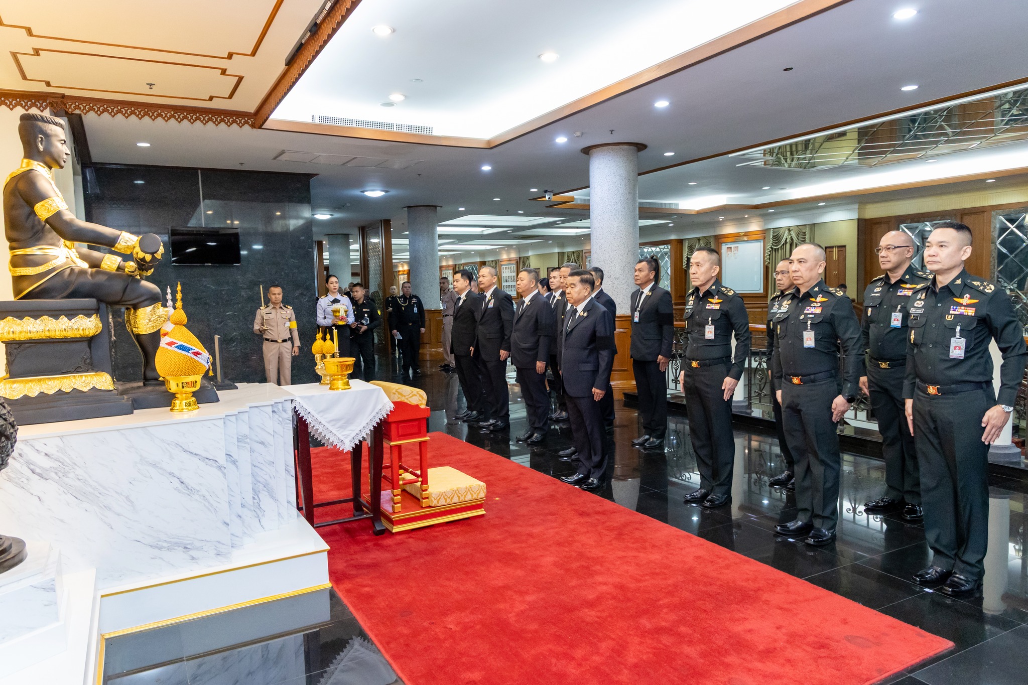รัฐมนตรีว่าการกระทรวงกลาโหม เป็นประธานในพิธีสักการะสิ่งศักดิ์สิทธิ์ภายในศาลาว่าการกลาโหม