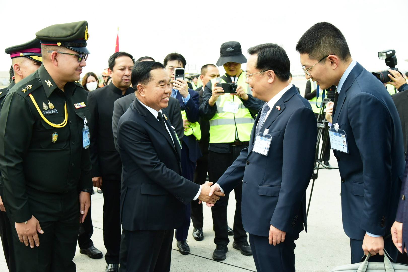 รัฐมนตรีว่าการกระทรวงกลาโหม เป็นประธานฝ่ายไทยในพิธีรับมอบความช่วยเหลือด้านมนุษยธรรมจากรัฐบาลสาธารณรัฐประชาชนจีน