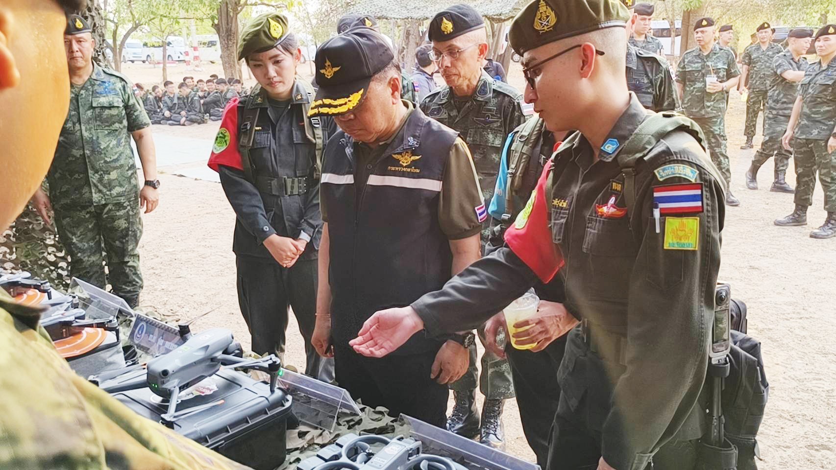 พลเอก ณัฐพล นาคพาณิชย์ รัฐมนตรีว่าการกระทรวงกลาโหม ตรวจเยี่ยมการฝึกภาคสนามนักศึกษาวิชาทหาร ประจำปีการศึกษา 2568