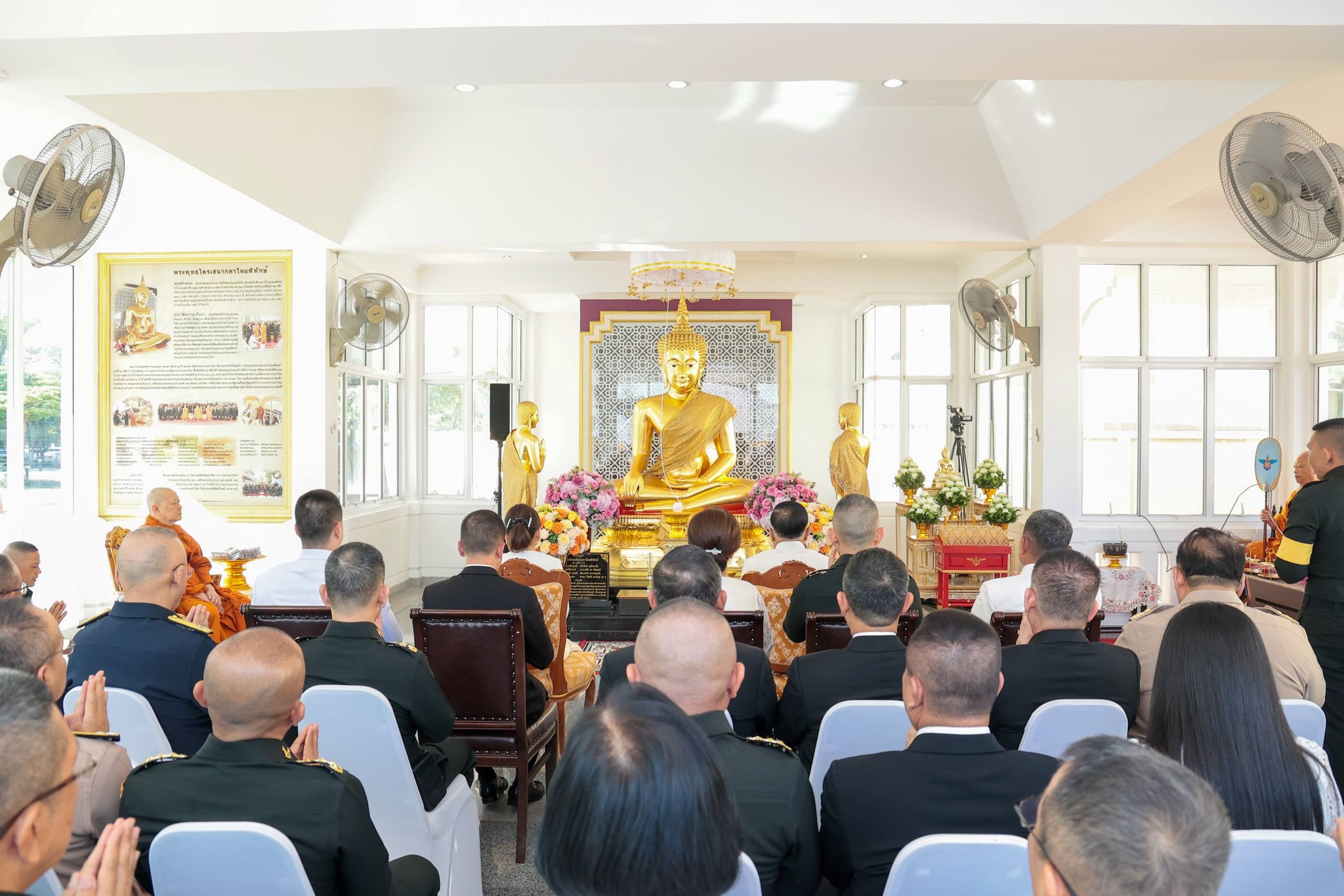 รัฐมนตรีว่าการกระทรวงกลาโหมเป็นประธานในพิธียกฉัตรพระพุทธรูปสำนักงานปลัดกระทรวงกลาโหม