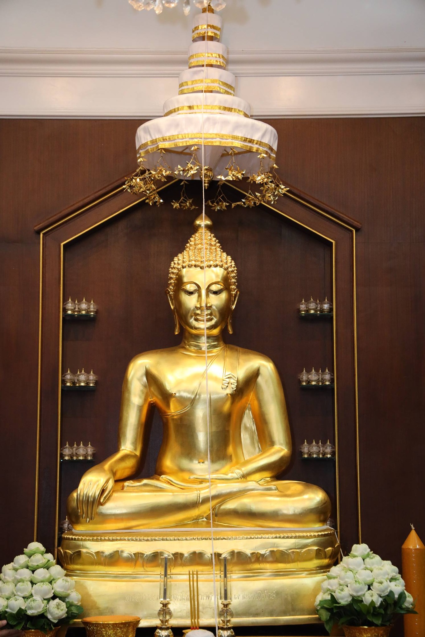 รัฐมนตรีว่าการกระทรวงกลาโหมเป็นประธานในพิธียกฉัตรพระพุทธรูปกระทรวงกลาโหม