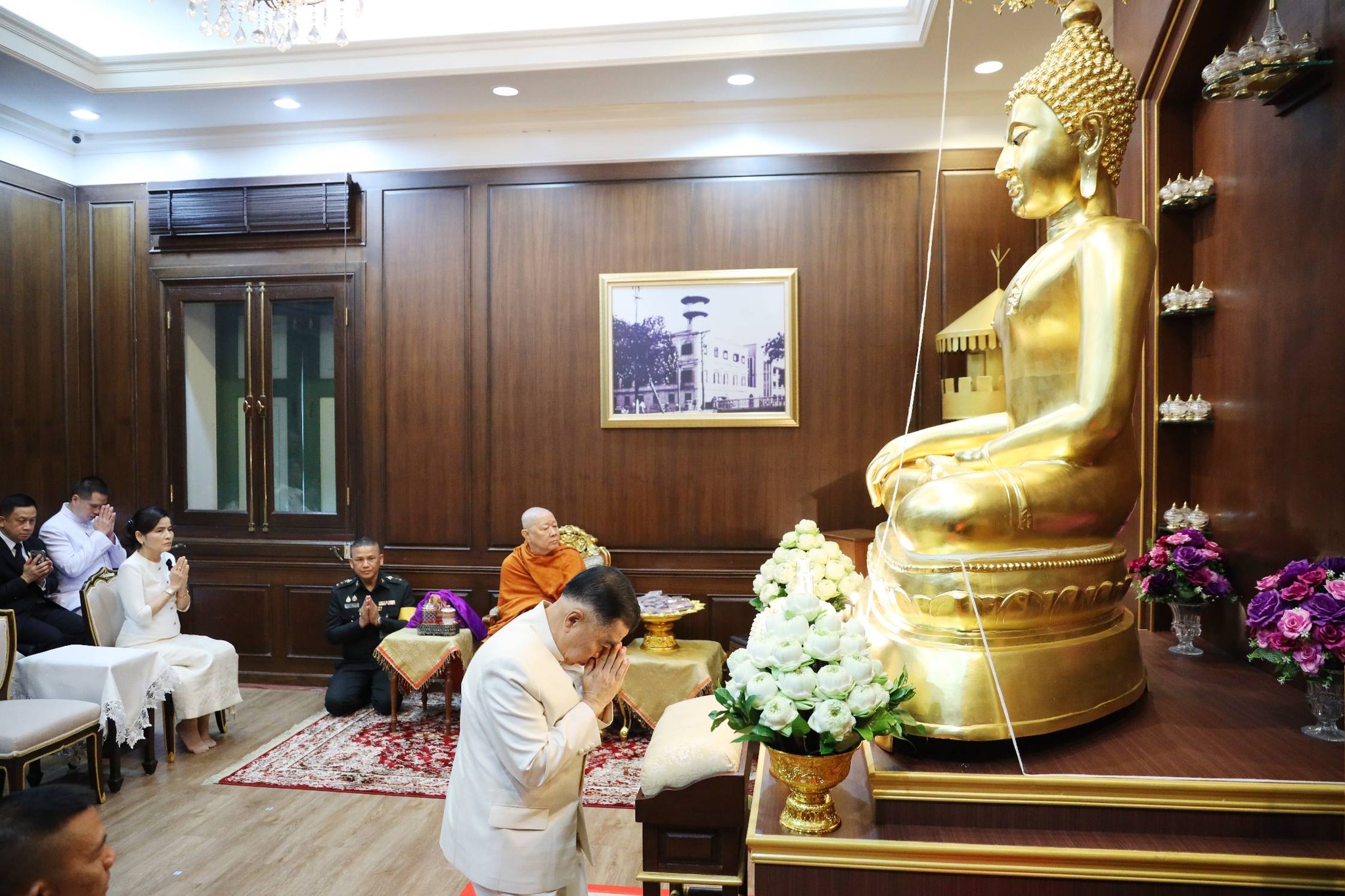 รัฐมนตรีว่าการกระทรวงกลาโหมเป็นประธานในพิธียกฉัตรพระพุทธรูปกระทรวงกลาโหม