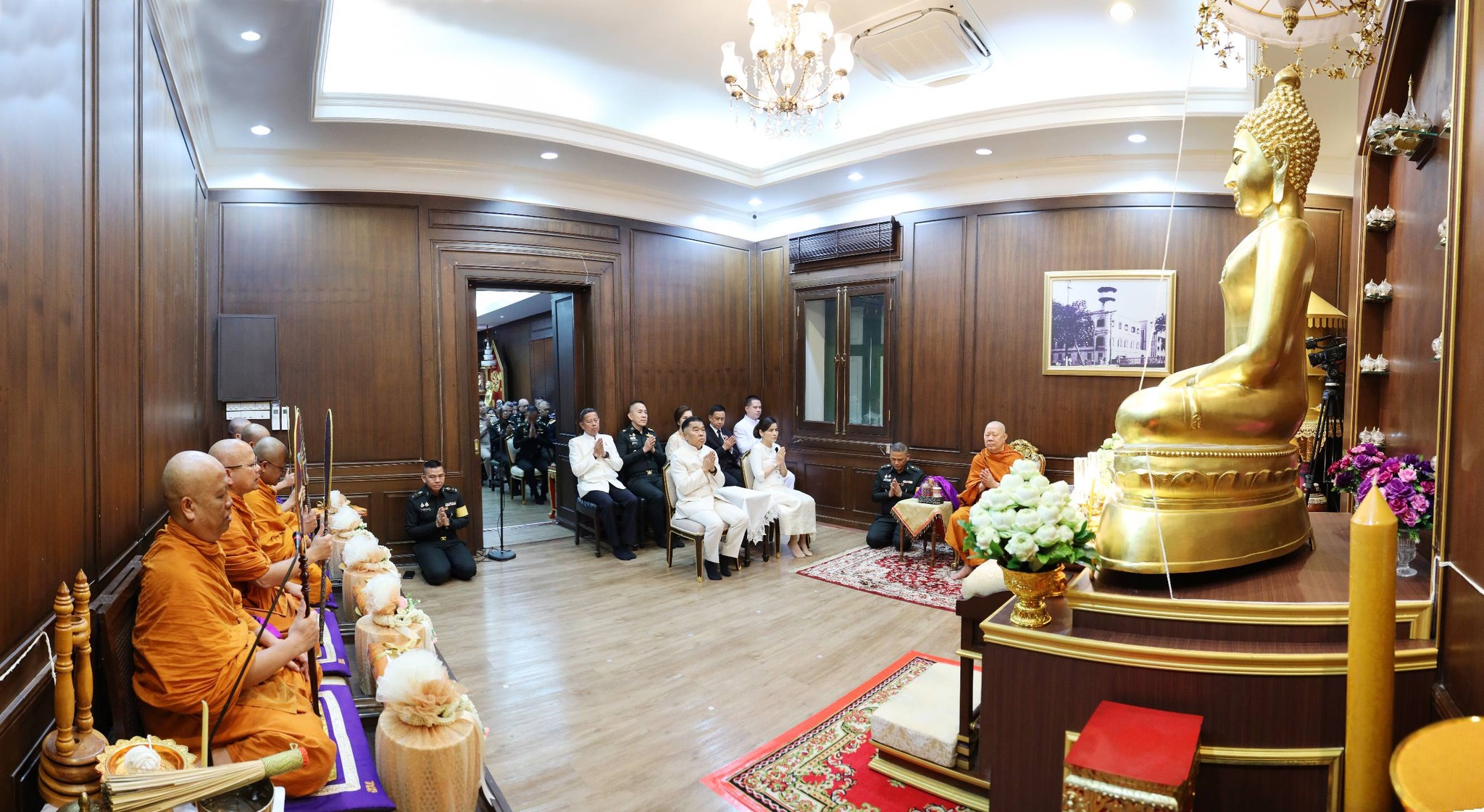 รัฐมนตรีว่าการกระทรวงกลาโหมเป็นประธานในพิธียกฉัตรพระพุทธรูปกระทรวงกลาโหม