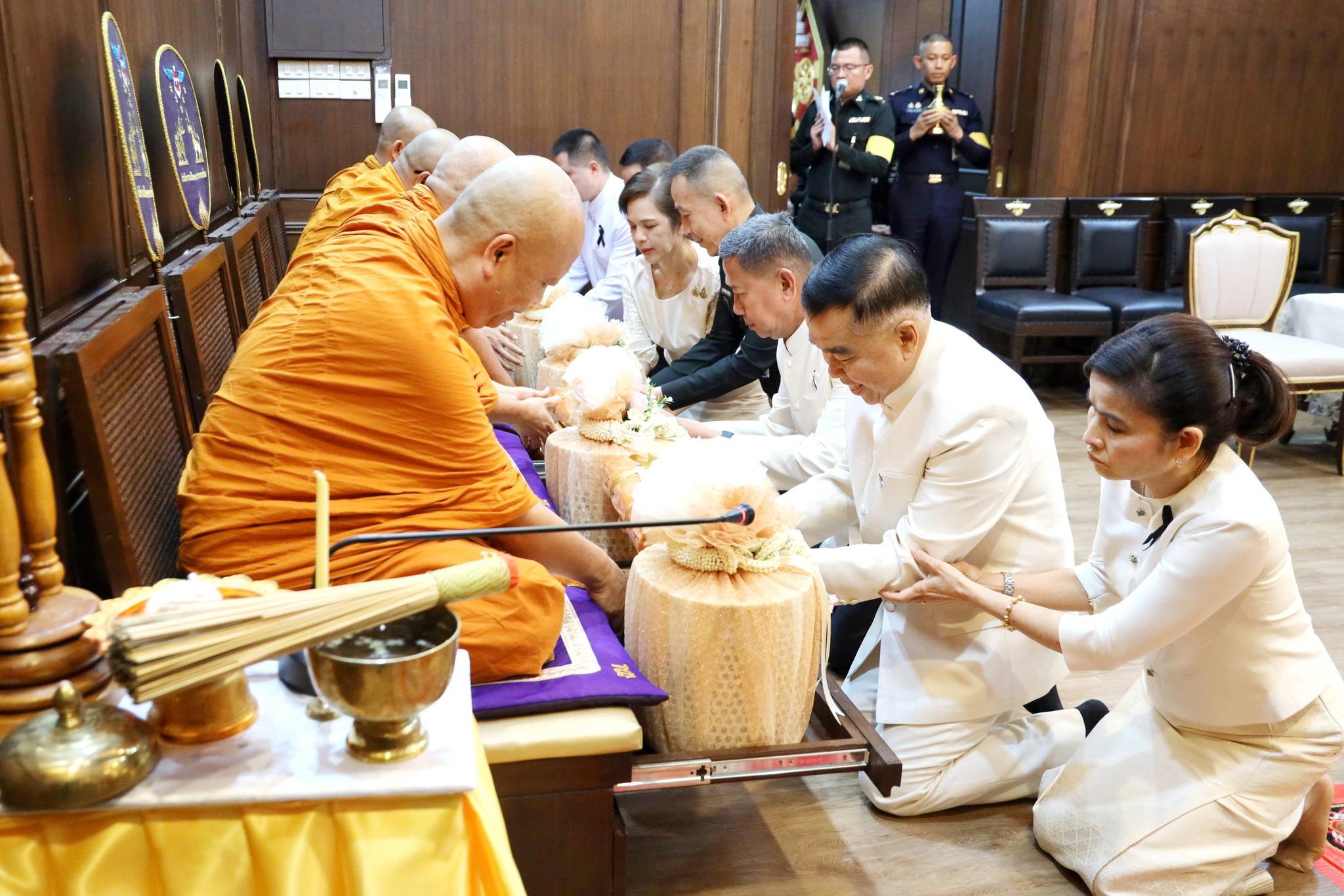 รัฐมนตรีว่าการกระทรวงกลาโหมเป็นประธานในพิธียกฉัตรพระพุทธรูปกระทรวงกลาโหม