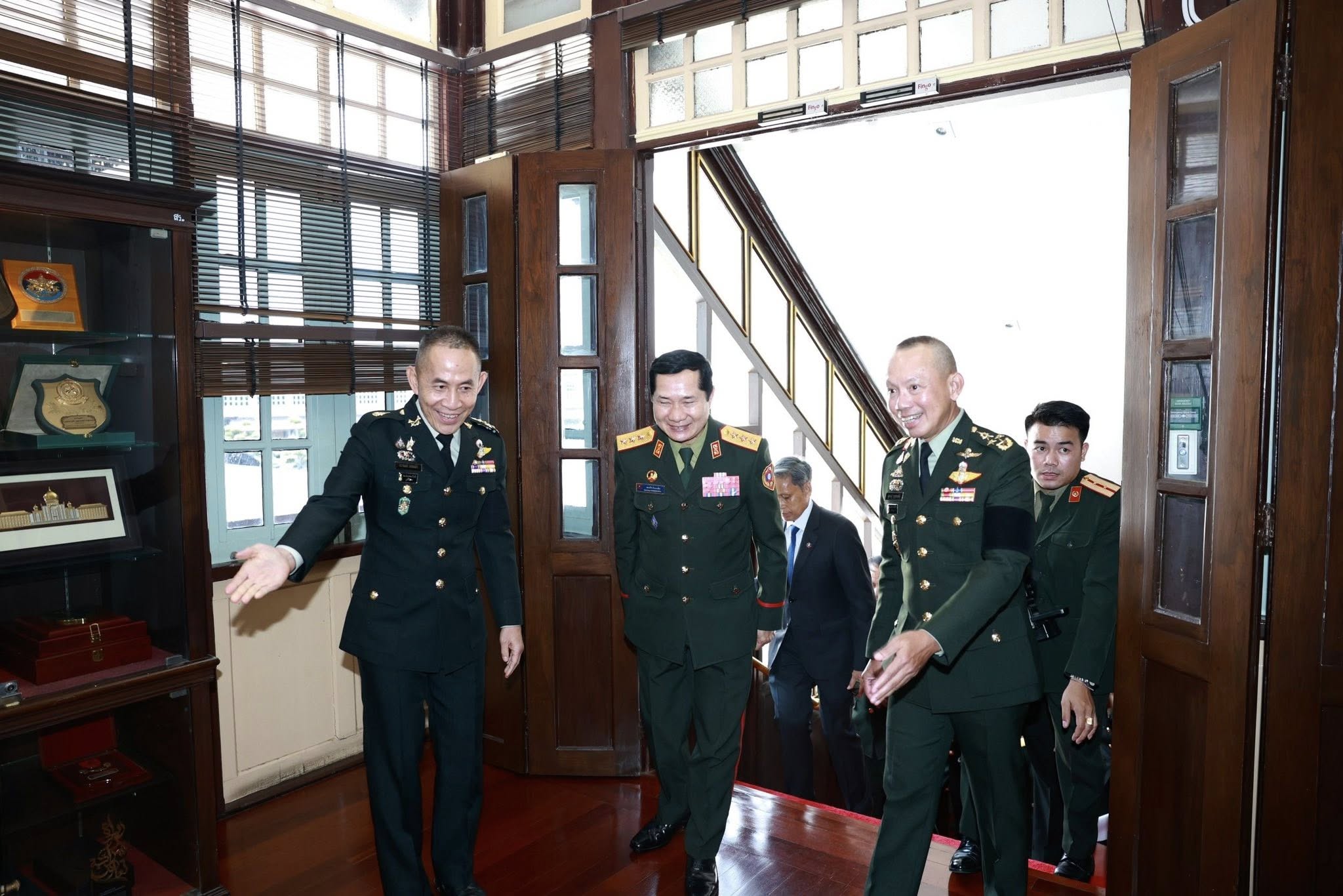รัฐมนตรีว่าการกระทรวงกลาโหม ต้อนรับรองรัฐมนตรีกระทรวงป้องกันประเทศ สปป.ลาว