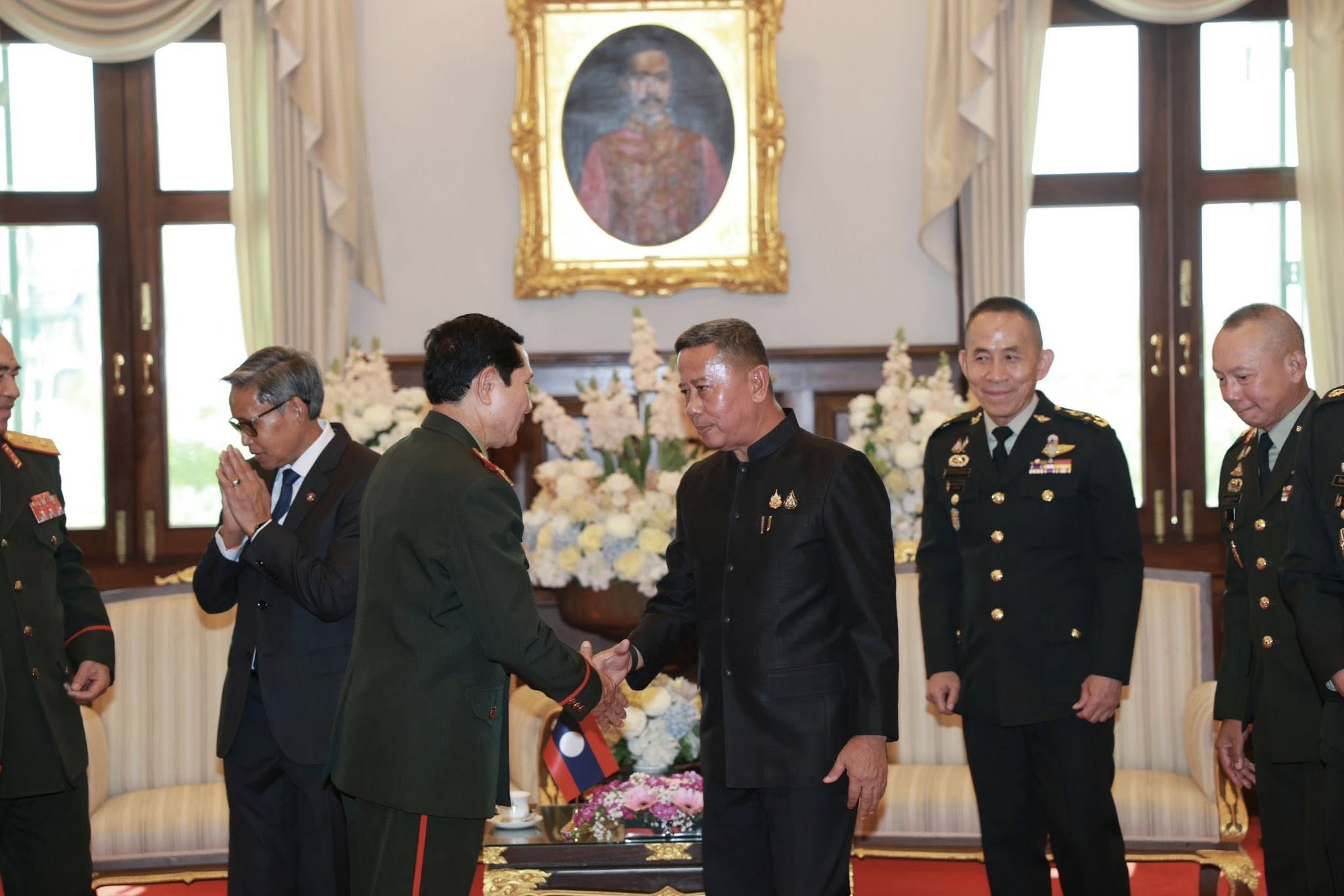 รัฐมนตรีว่าการกระทรวงกลาโหม ต้อนรับรองรัฐมนตรีกระทรวงป้องกันประเทศ สปป.ลาว