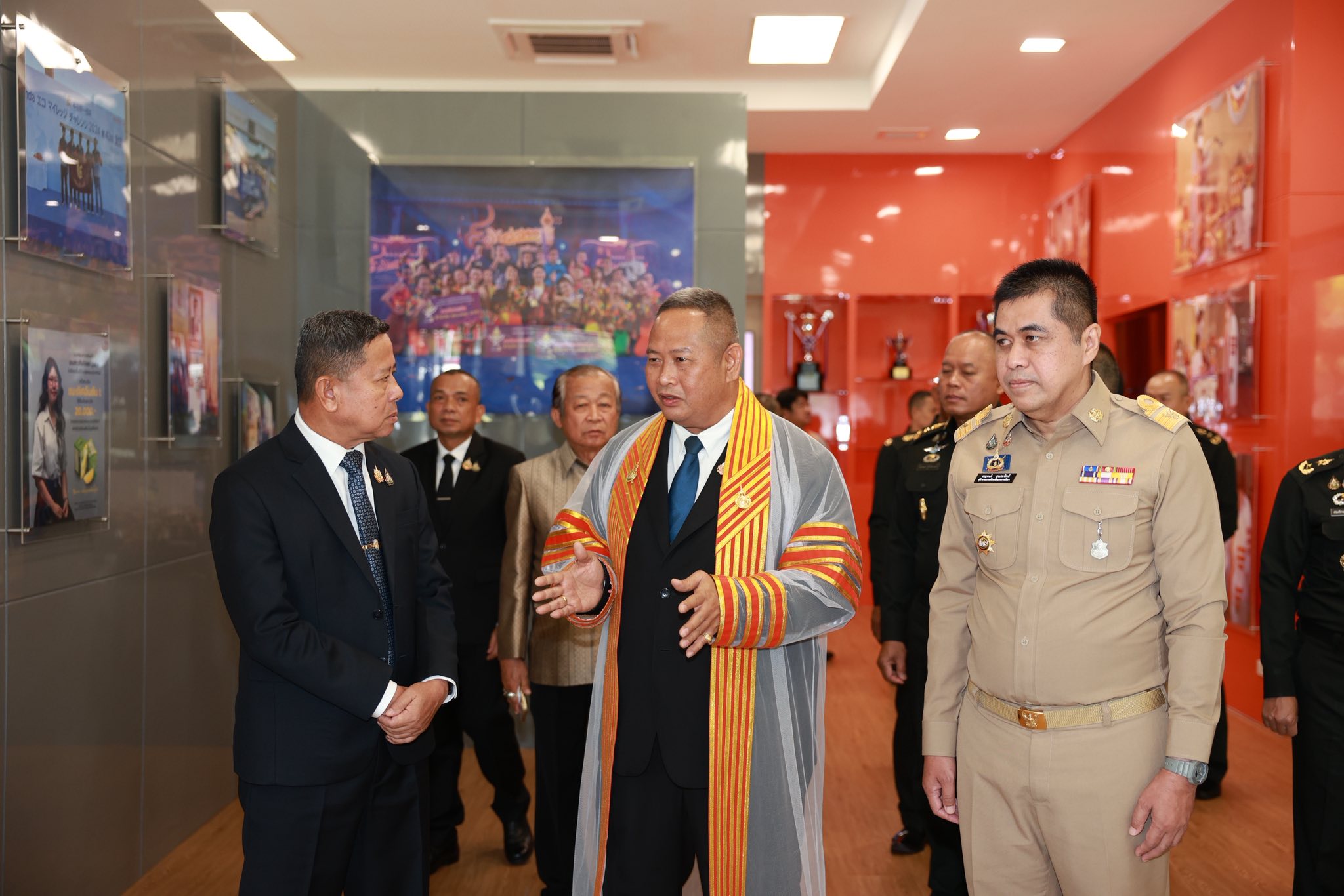 รัฐมนตรีว่าการกระทรวงกลาโหม เป็นประธานมอบประกาศนียบัตรแก่พลทหารต้นแบบ 24 นาย ผู้สำเร็จการศึกษารุ่นแรก ภายใต้โครงการ “๑ กองบัญชาการ ๑ สถานศึกษา”