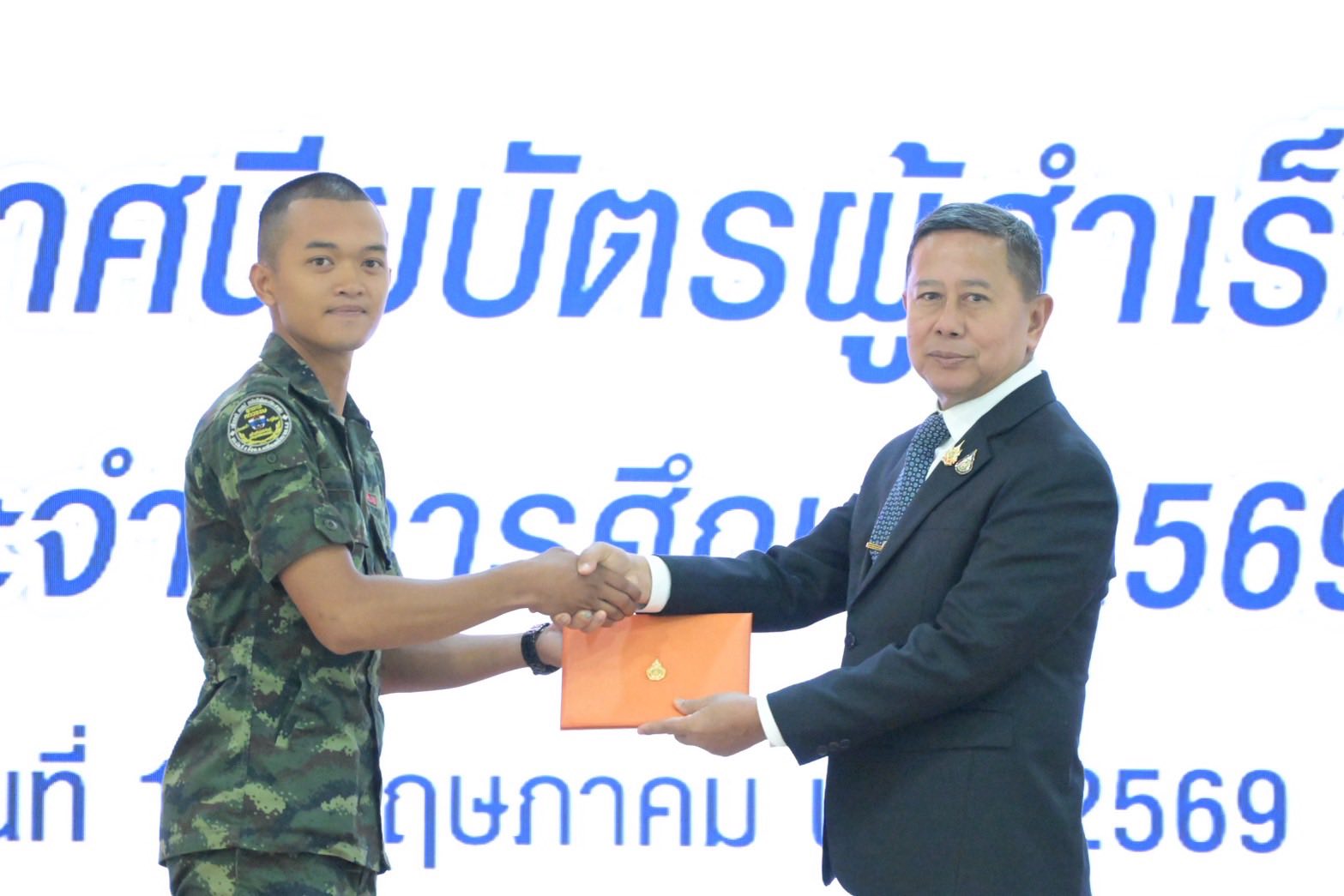 รัฐมนตรีว่าการกระทรวงกลาโหม เป็นประธานมอบประกาศนียบัตรแก่พลทหารต้นแบบ 24 นาย ผู้สำเร็จการศึกษารุ่นแรก ภายใต้โครงการ “๑ กองบัญชาการ ๑ สถานศึกษา”