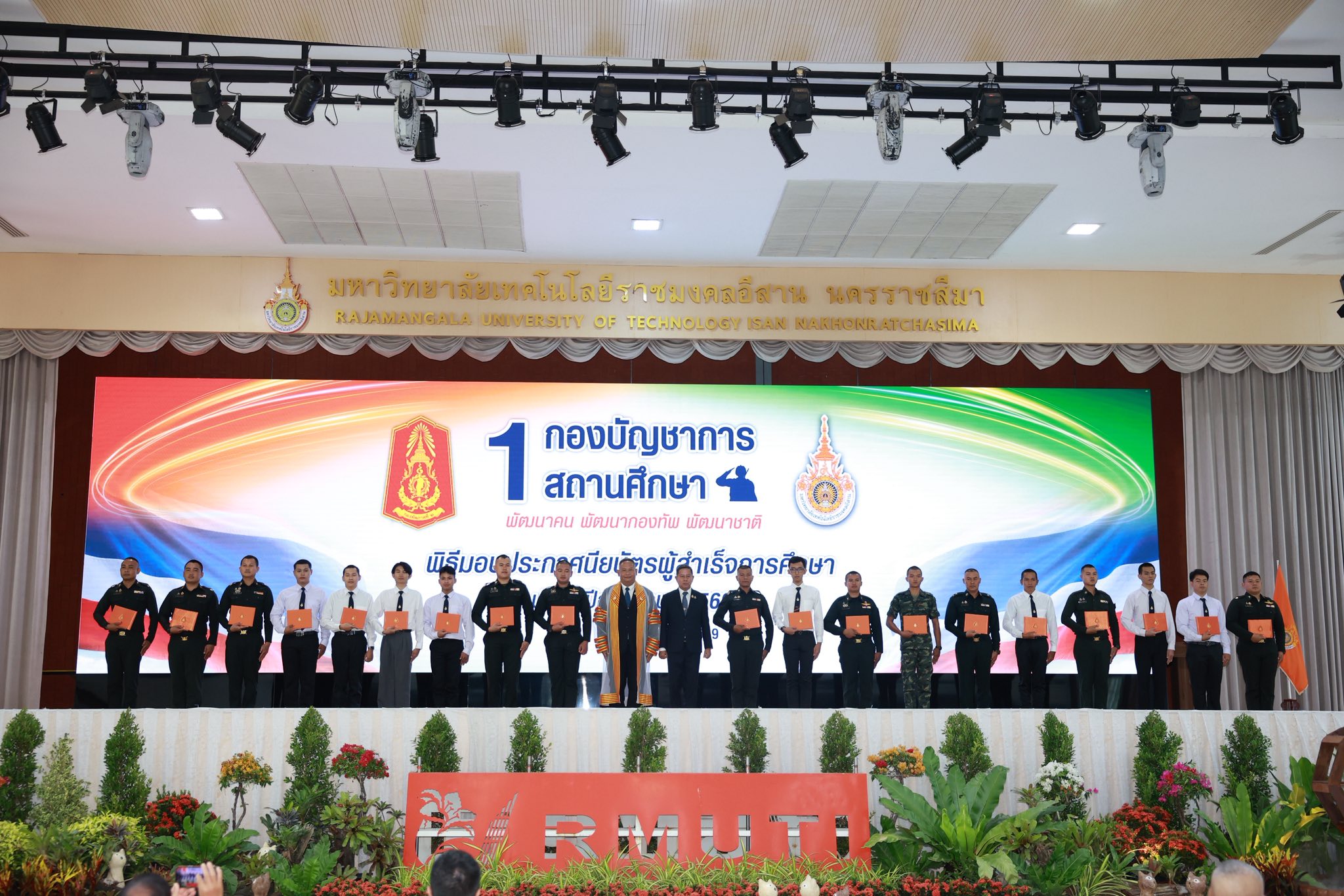 รัฐมนตรีว่าการกระทรวงกลาโหม เป็นประธานมอบประกาศนียบัตรแก่พลทหารต้นแบบ 24 นาย ผู้สำเร็จการศึกษารุ่นแรก ภายใต้โครงการ “๑ กองบัญชาการ ๑ สถานศึกษา”