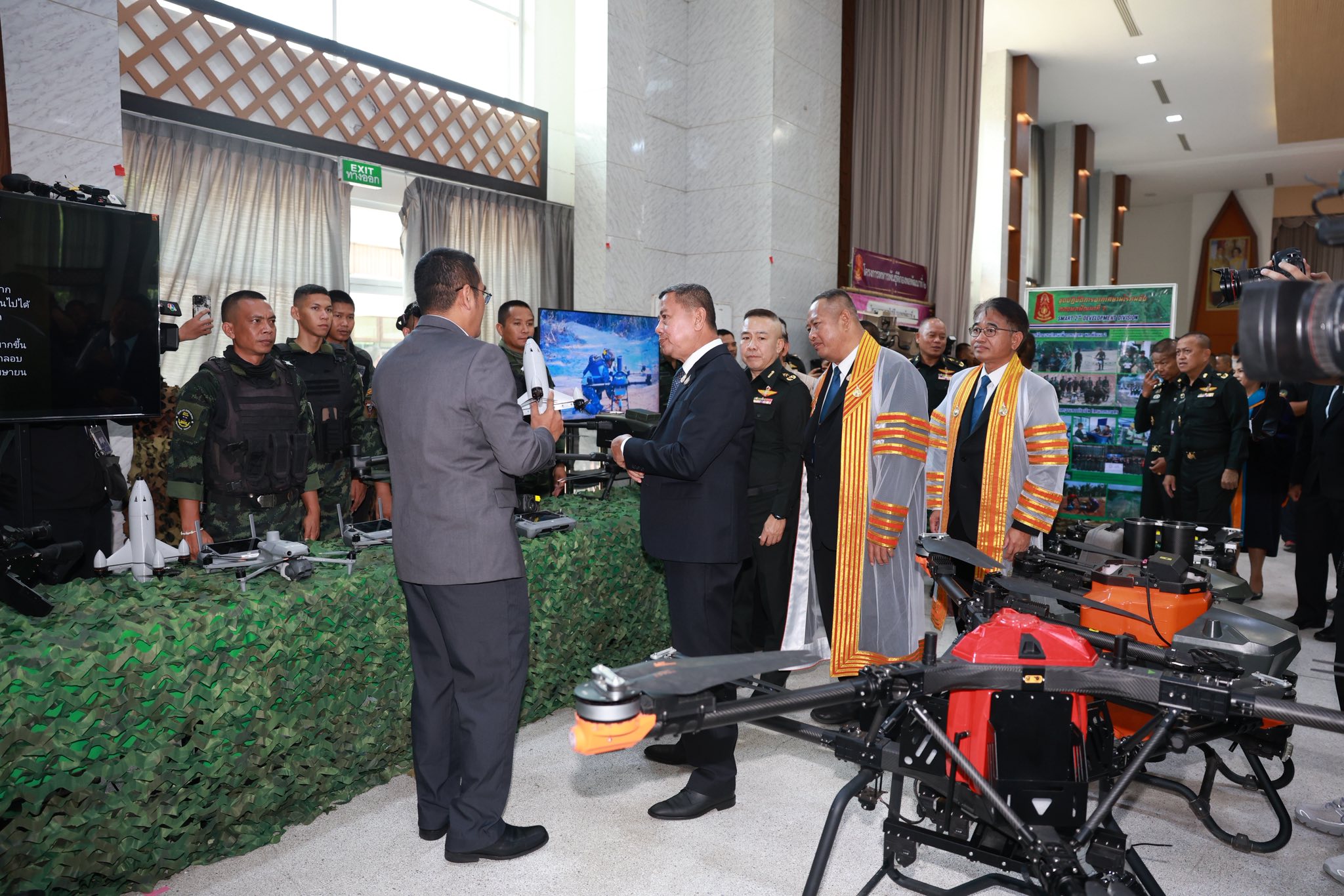 รัฐมนตรีว่าการกระทรวงกลาโหม เป็นประธานมอบประกาศนียบัตรแก่พลทหารต้นแบบ 24 นาย ผู้สำเร็จการศึกษารุ่นแรก ภายใต้โครงการ “๑ กองบัญชาการ ๑ สถานศึกษา”