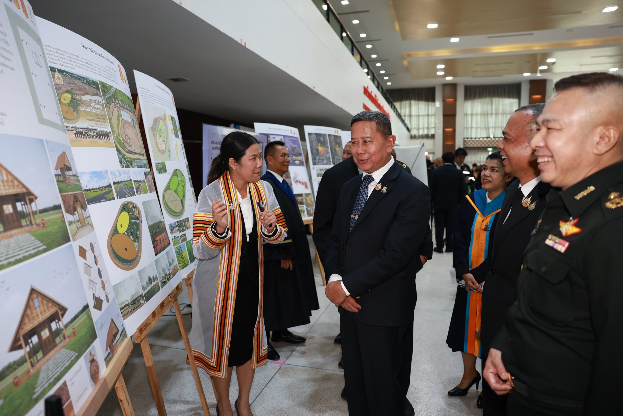 รัฐมนตรีว่าการกระทรวงกลาโหม เป็นประธานมอบประกาศนียบัตรแก่พลทหารต้นแบบ 24 นาย ผู้สำเร็จการศึกษารุ่นแรก ภายใต้โครงการ “๑ กองบัญชาการ ๑ สถานศึกษา”