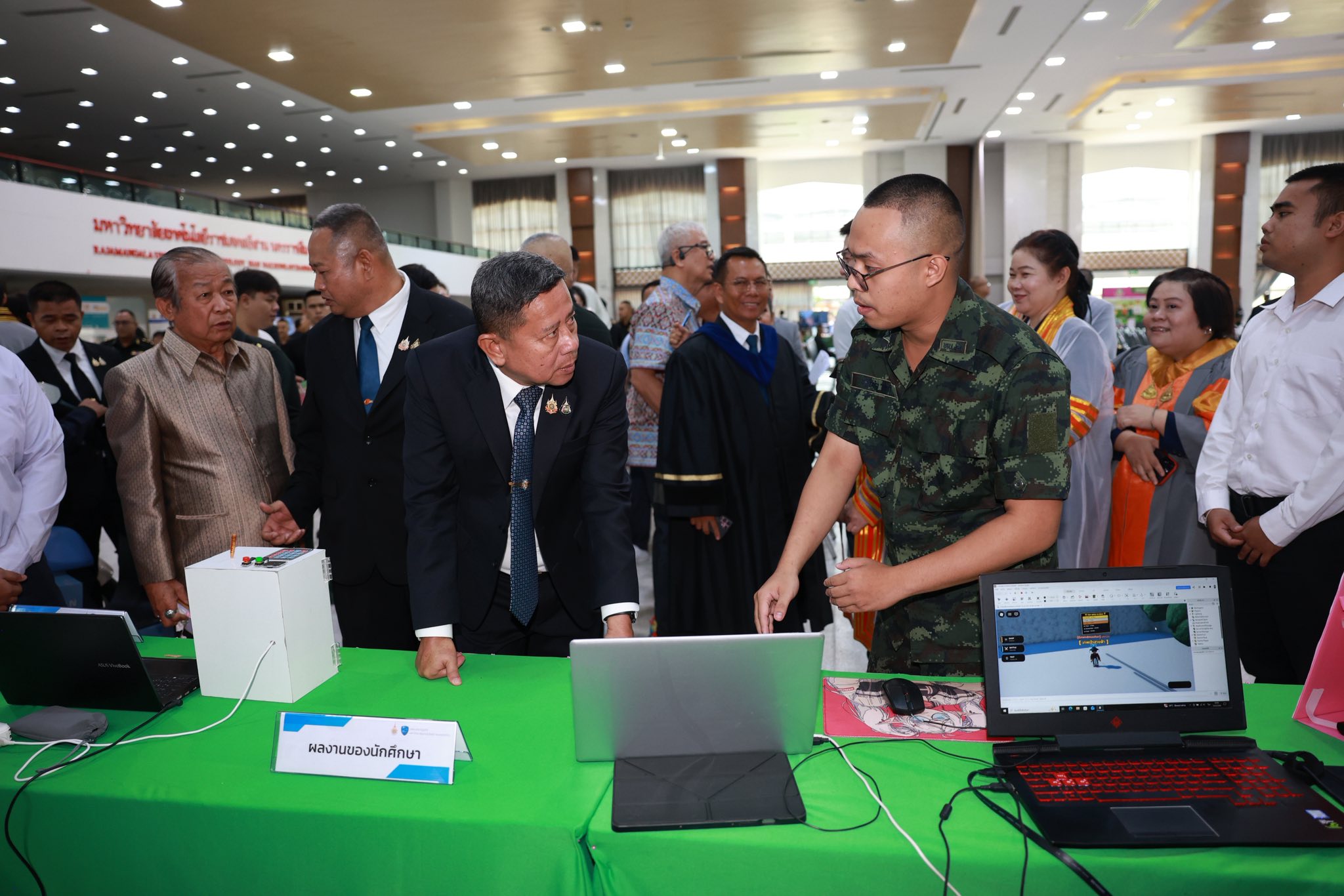รัฐมนตรีว่าการกระทรวงกลาโหม เป็นประธานมอบประกาศนียบัตรแก่พลทหารต้นแบบ 24 นาย ผู้สำเร็จการศึกษารุ่นแรก ภายใต้โครงการ “๑ กองบัญชาการ ๑ สถานศึกษา”