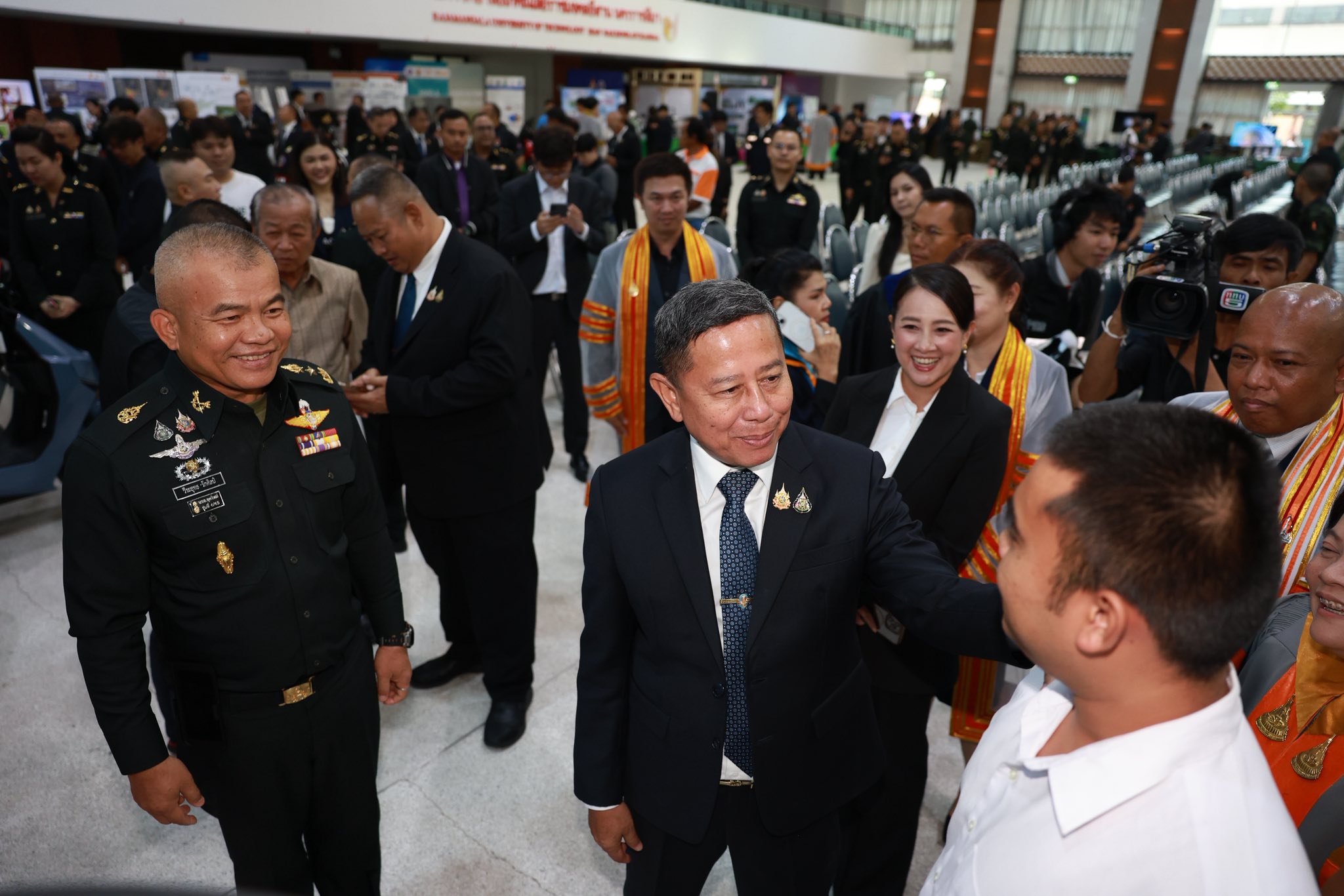 รัฐมนตรีว่าการกระทรวงกลาโหม เป็นประธานมอบประกาศนียบัตรแก่พลทหารต้นแบบ 24 นาย ผู้สำเร็จการศึกษารุ่นแรก ภายใต้โครงการ “๑ กองบัญชาการ ๑ สถานศึกษา”