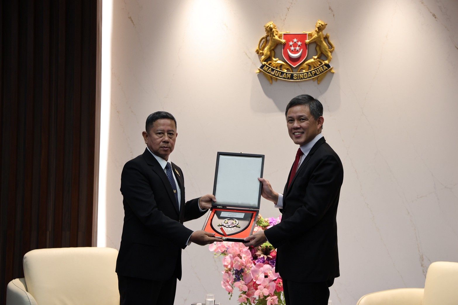 รัฐมนตรีว่าการกระทรวงกลาโหม เยือนสิงคโปร์อย่างเป็นทางการ กระชับความสัมพันธ์ ไทย–สิงคโปร์