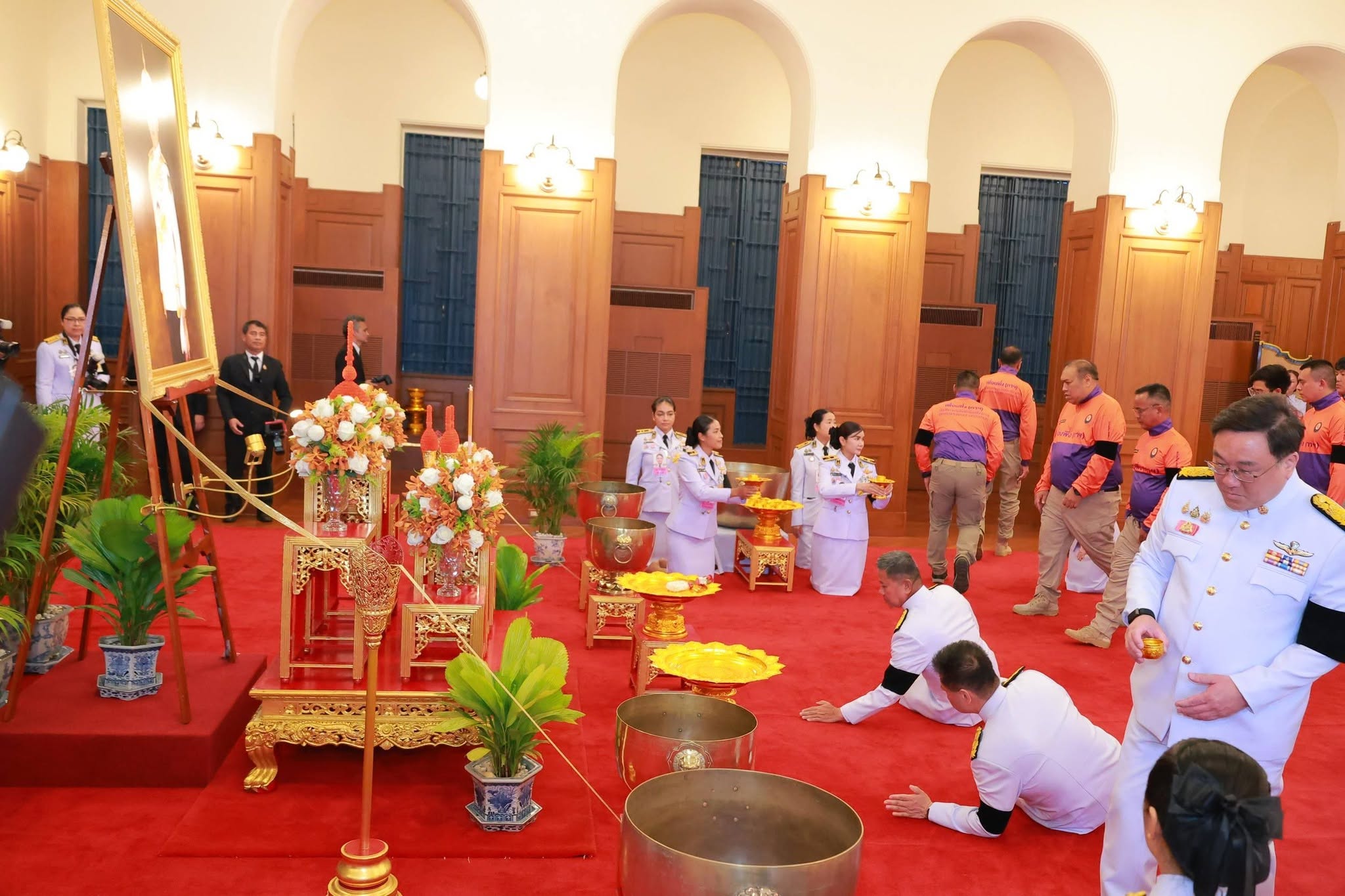 รัฐมนตรีว่าการกระทรวงกลาโหม ร่วมคณะรัฐมนตรีสรงน้ำพระศพ สมเด็จพระเจ้าลูกเธอ เจ้าฟ้าพัชรกิติยาภา นเรนทิราเทพยวดี กรมหลวงราชสาริณีสิริพัชร มหาวัชรราชธิดา