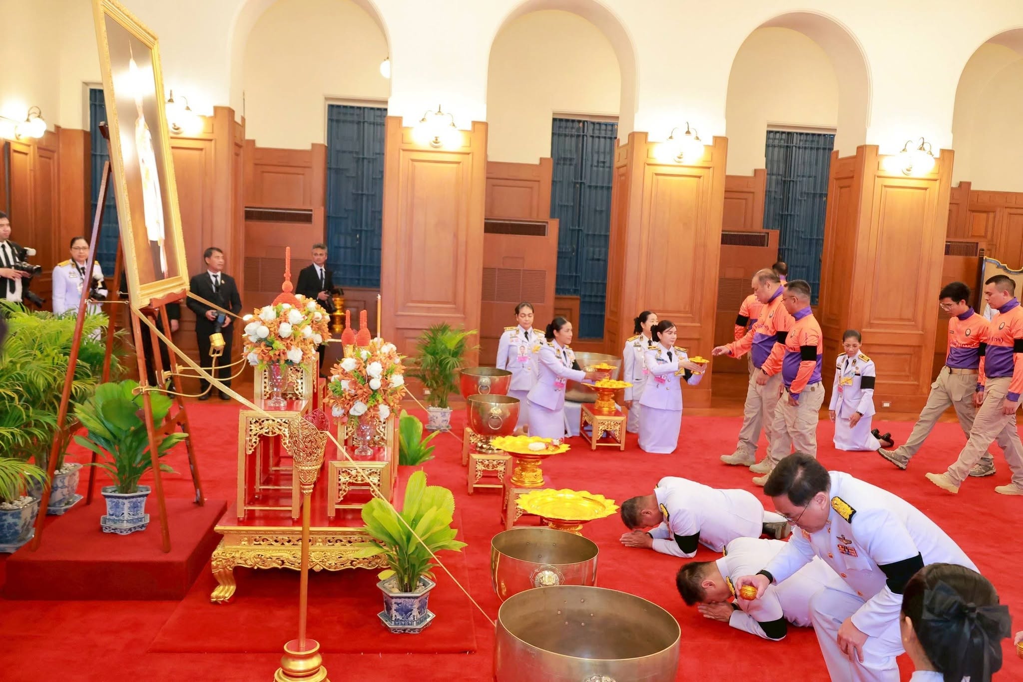 รัฐมนตรีว่าการกระทรวงกลาโหม ร่วมคณะรัฐมนตรีสรงน้ำพระศพ สมเด็จพระเจ้าลูกเธอ เจ้าฟ้าพัชรกิติยาภา นเรนทิราเทพยวดี กรมหลวงราชสาริณีสิริพัชร มหาวัชรราชธิดา