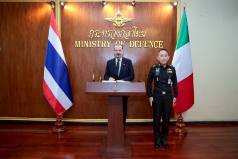 พลเอก ณัฐพล นาคพาณิชย์ รัฐมนตรีว่าการกระทรวงกลาโหมให้การต้อนรับเอกอัครราชทูตสาธารณรัฐอิตาลีประจำประเทศไทย