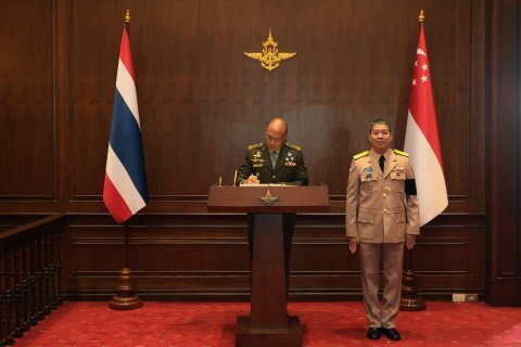 พลโทอดุลย์ บุญธรรมเจริญ รัฐมนตรีช่วยว่าการกระทรวงกลาโหมให้การต้อนรับผู้บัญชาการทหารบกสาธารณรัฐสิงคโปร์