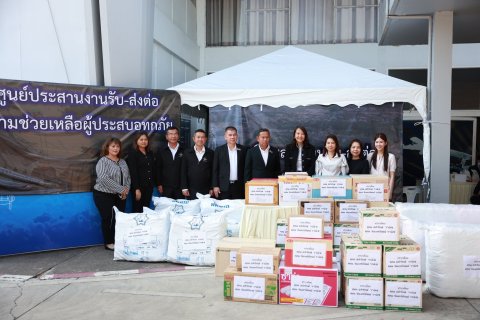 ศูนย์ประสานงานรับ–ส่งต่อความช่วยเหลือผู้ประสบอุทกภัย รับมอบสิ่งของจากภาครัฐ–เอกชน
