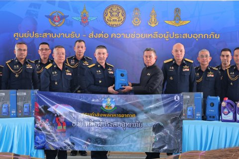 รัฐมนตรีช่วยว่าการกระทรวงกลาโหมได้ติดตามการดำเนินงานของศูนย์ประสานงานรับ–ส่งต่อความช่วยเหลือผู้ประสบอุทกภัย